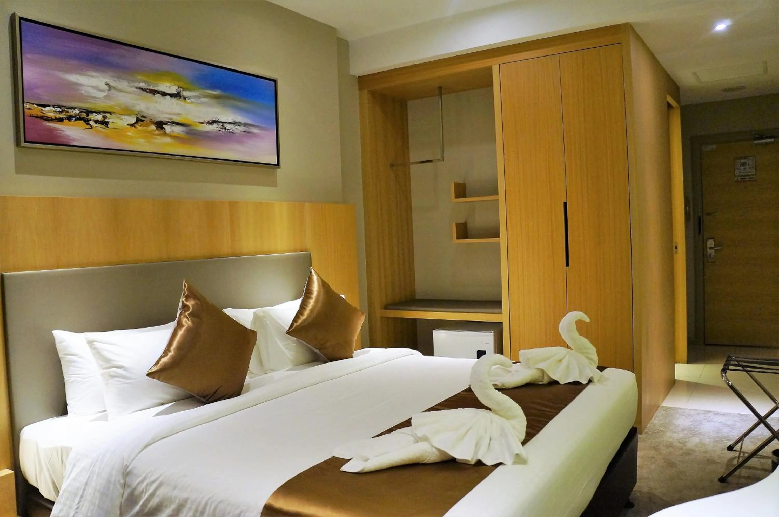 Deluxe King Room in Greens Hotel & Suites