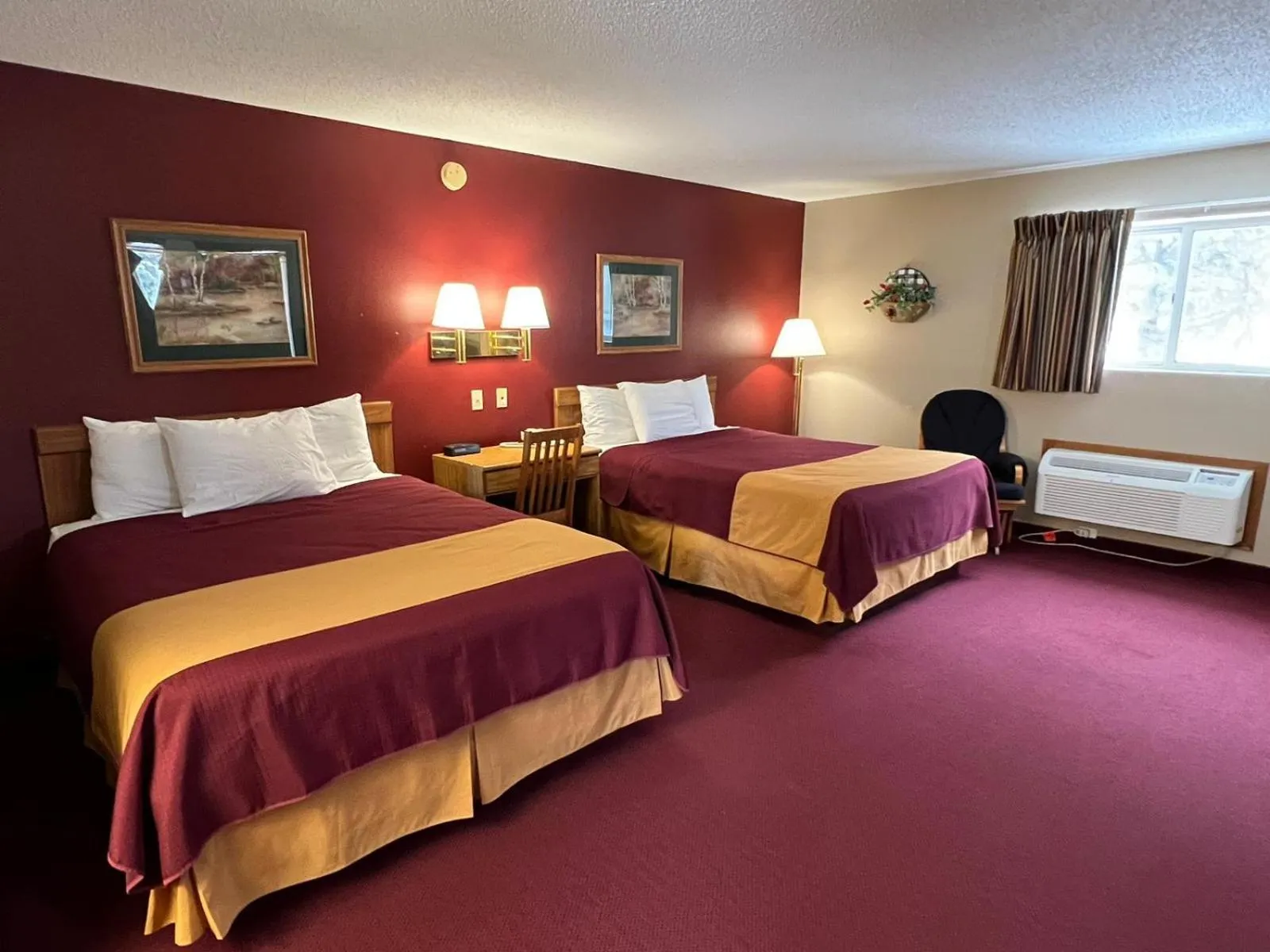 Queen Suite in Americas Best Value Inn Suburban
