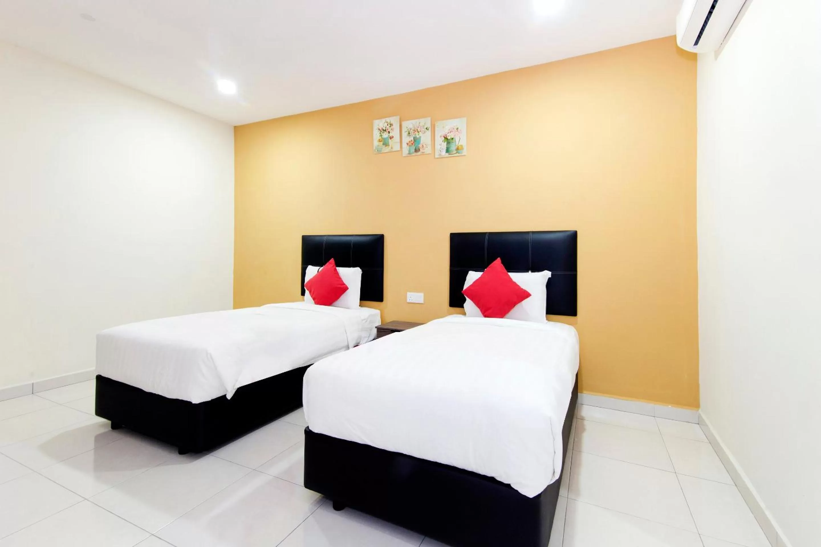 Standard Twin Room in Central Hotel