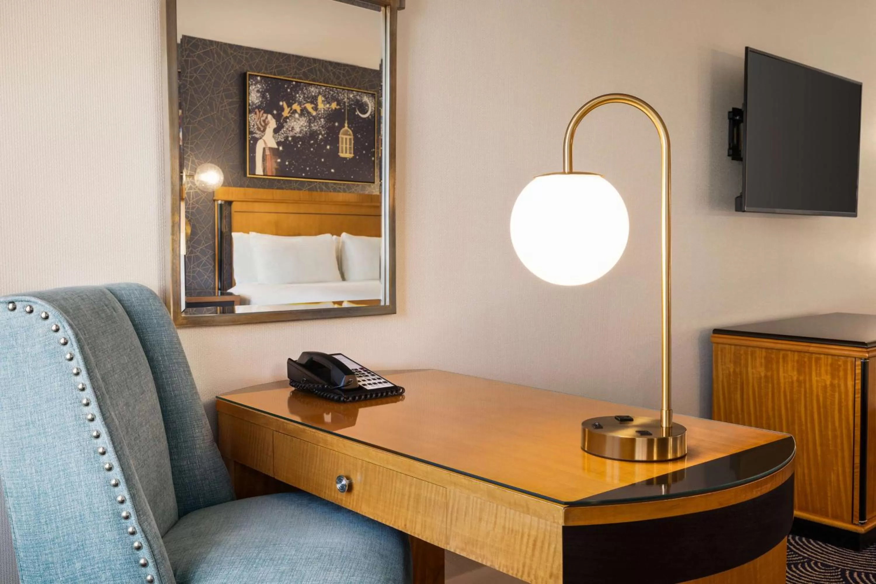 Junior Jacuzzi Suite. in Inn at Great Neck