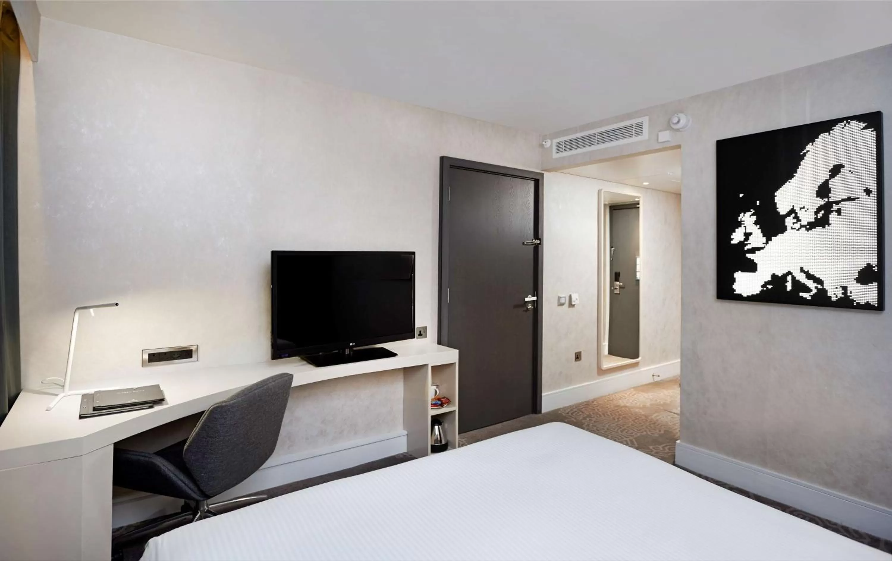 Family Connecting Rooms in Hilton London Heathrow Airport