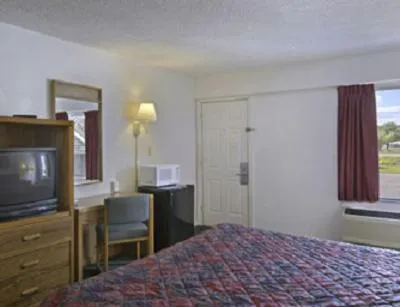 Queen Room - Smoking in Travelodge by Wyndham Ozona