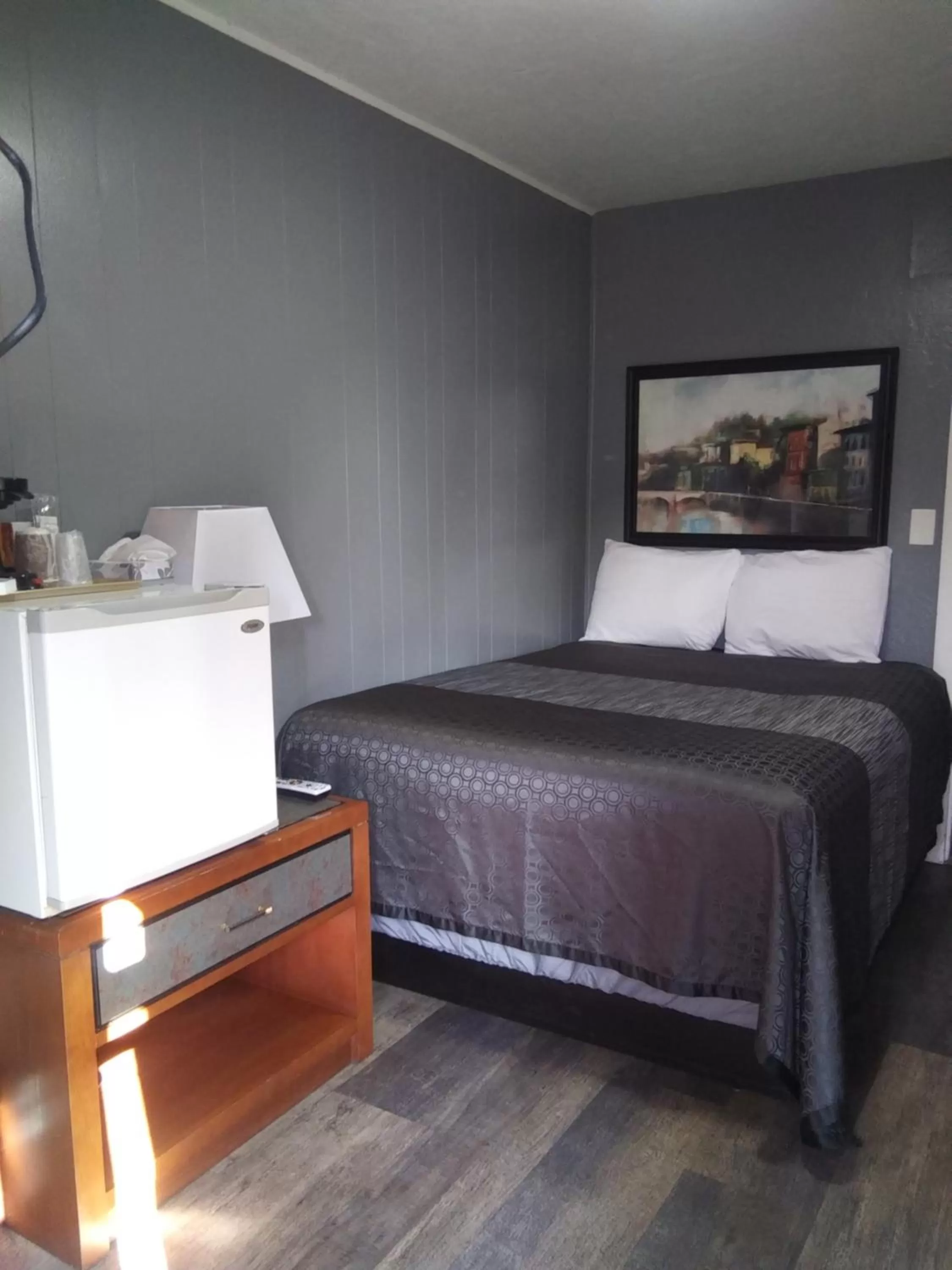 Budget Single Room in Modoc Inn