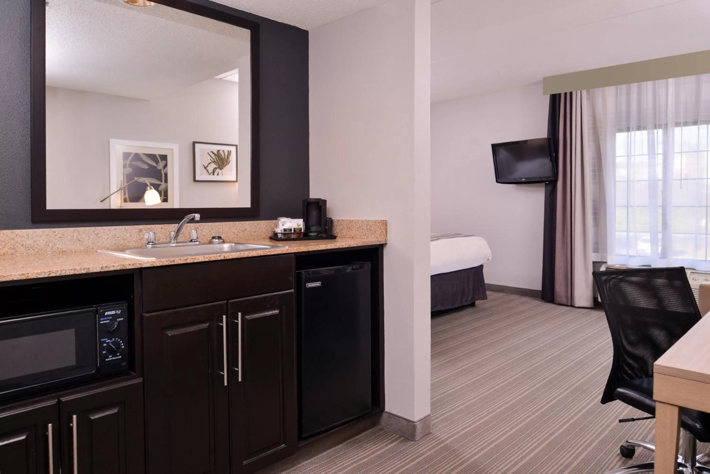 King Studio in Country Inn & Suites by Radisson Raleigh-Durham Airport NC