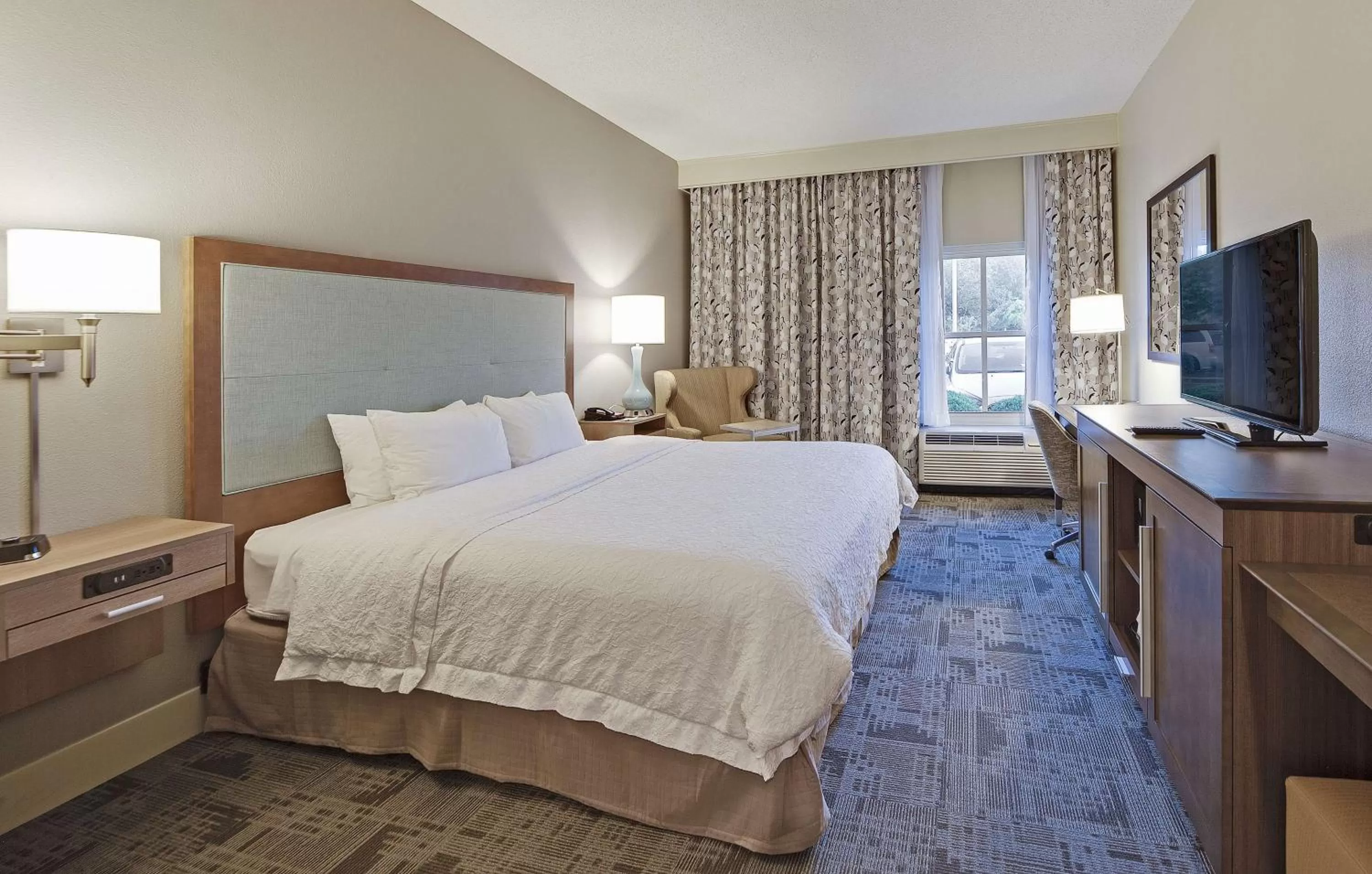 King Room with Accessible Tub - Mobility and Hearing Access/Non-Smoking in Hampton Inn Myrtle Beach Broadway at the Beach