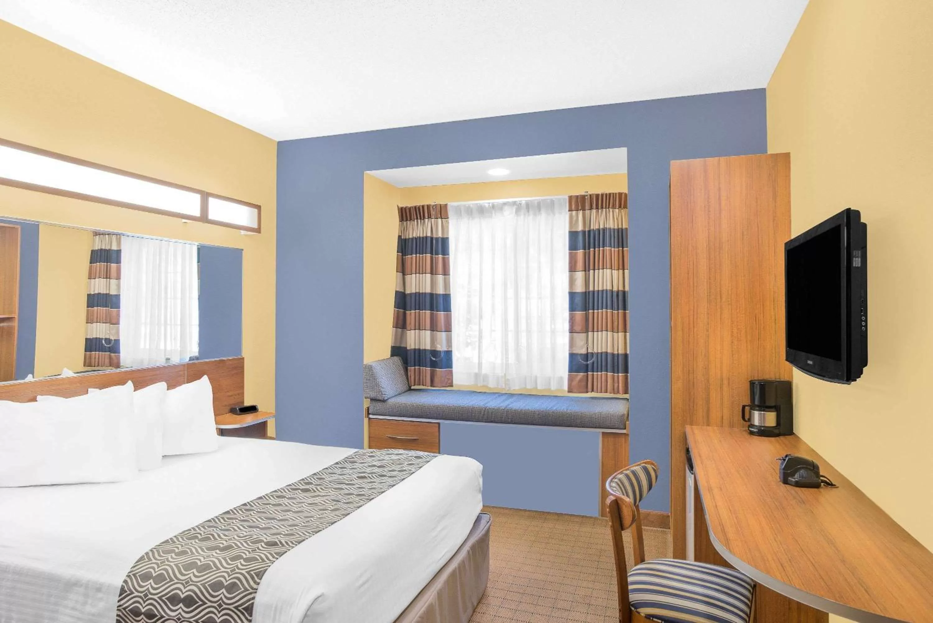 Queen Room - Non-Smoking in Microtel Inn & Suites Chili/Rochester