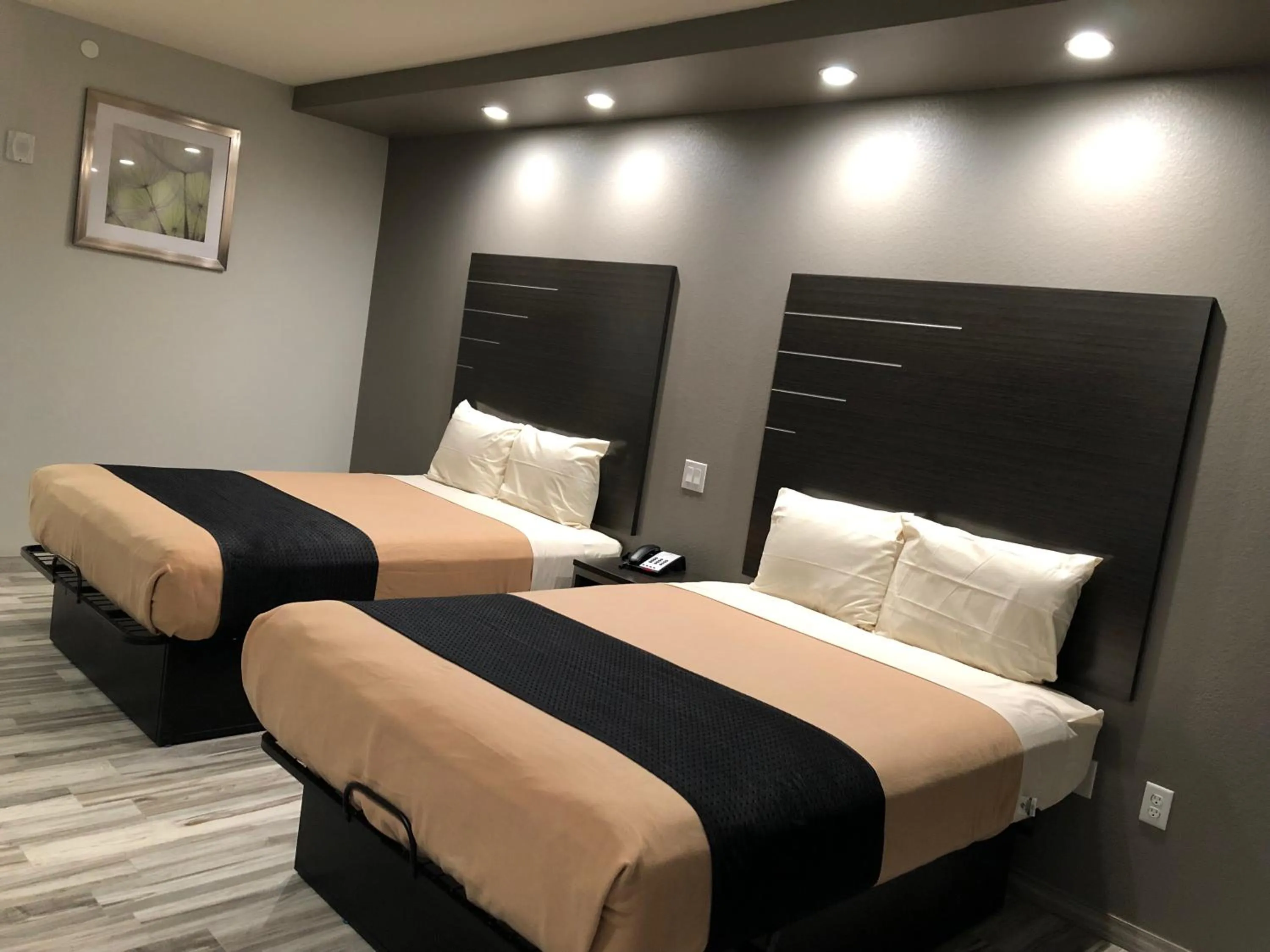 Standard Queen Room with Two Queen Beds - Smoking in Crystal Inn Downtown