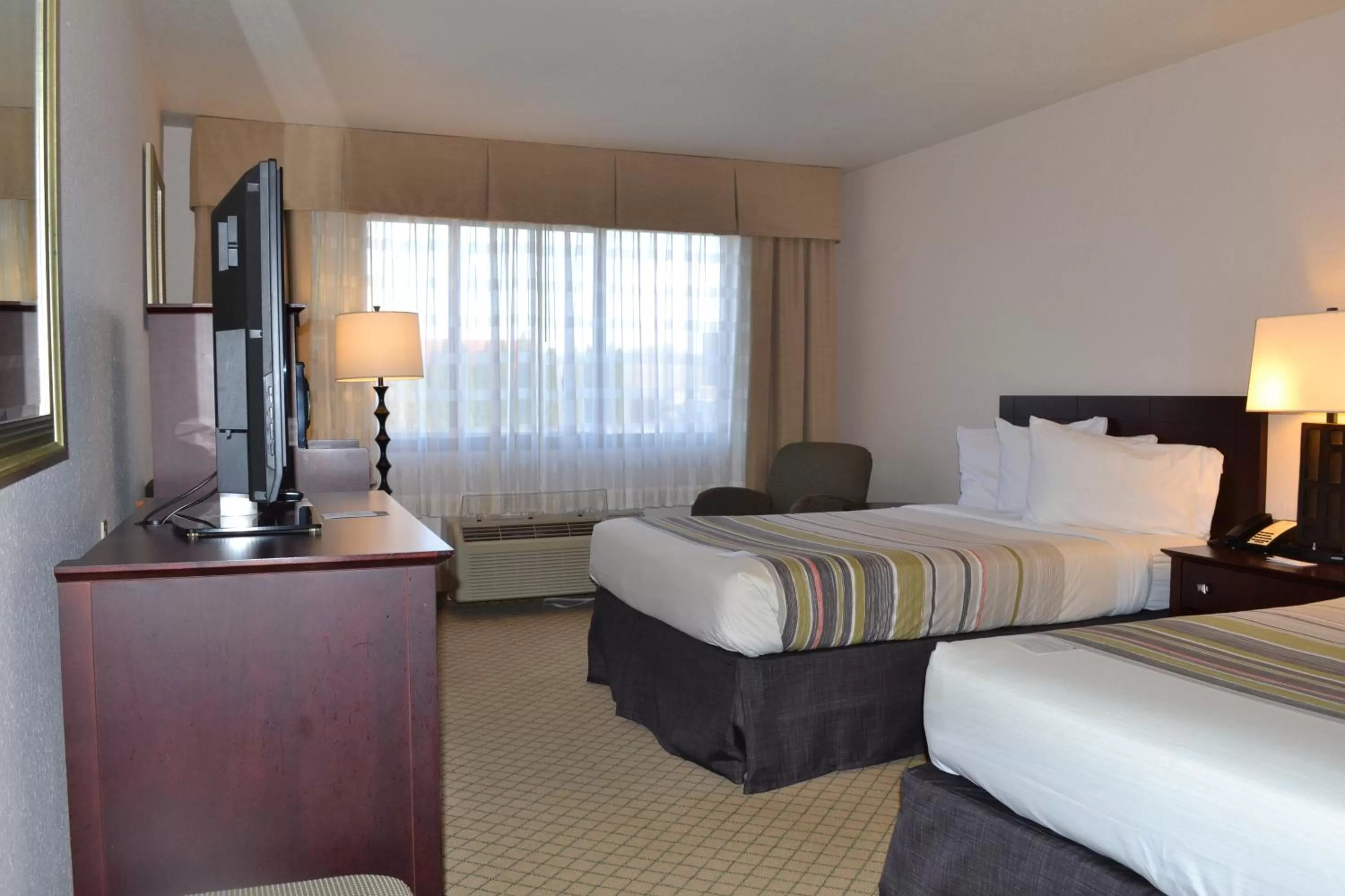Double Room with Two Queen Beds - Roll In Shower/Non-Smoking in Country Inn & Suites by Radisson, Abingdon, VA