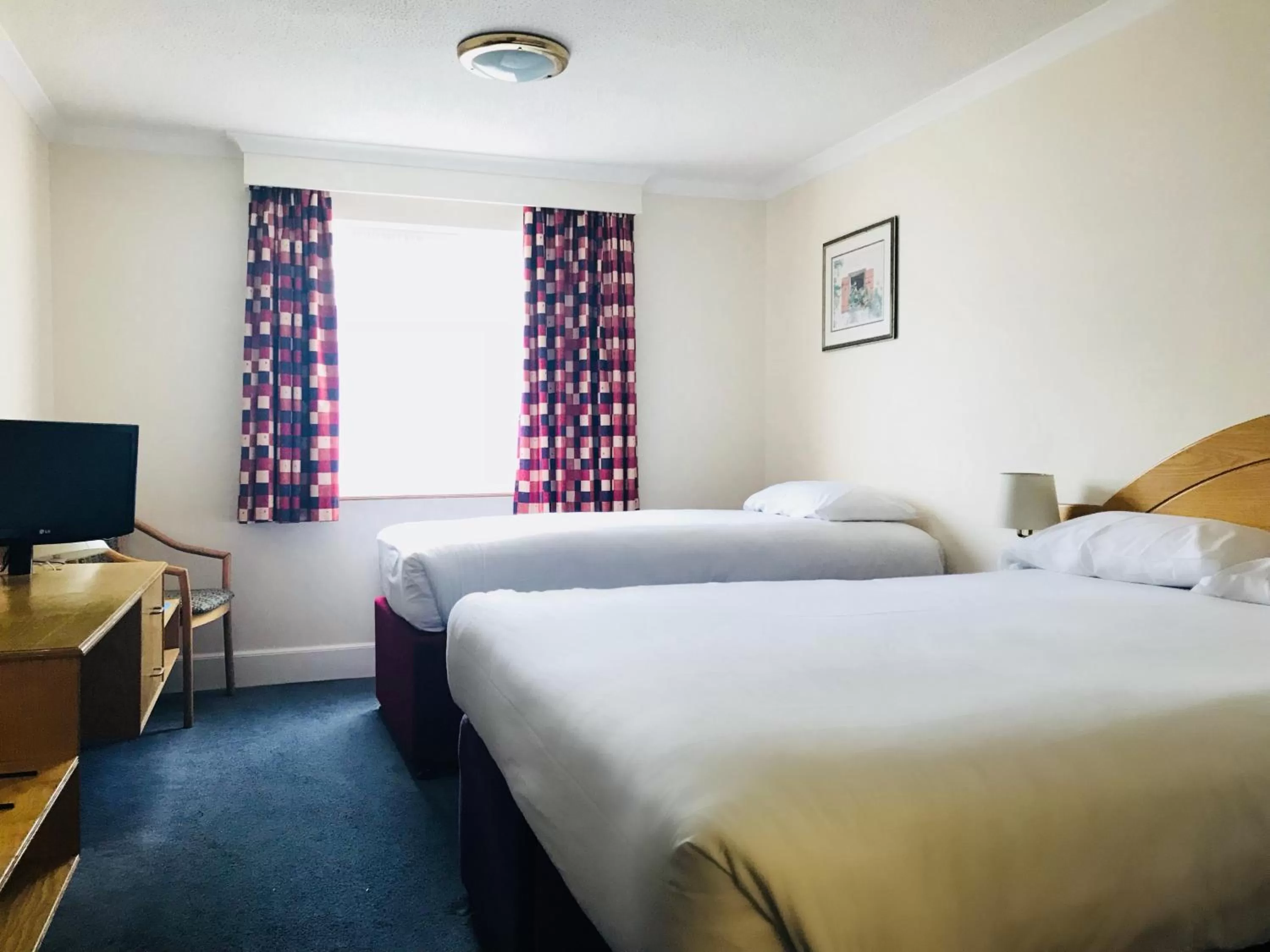 Triple Room (One Double & One Single) in Days Inn Watford Gap