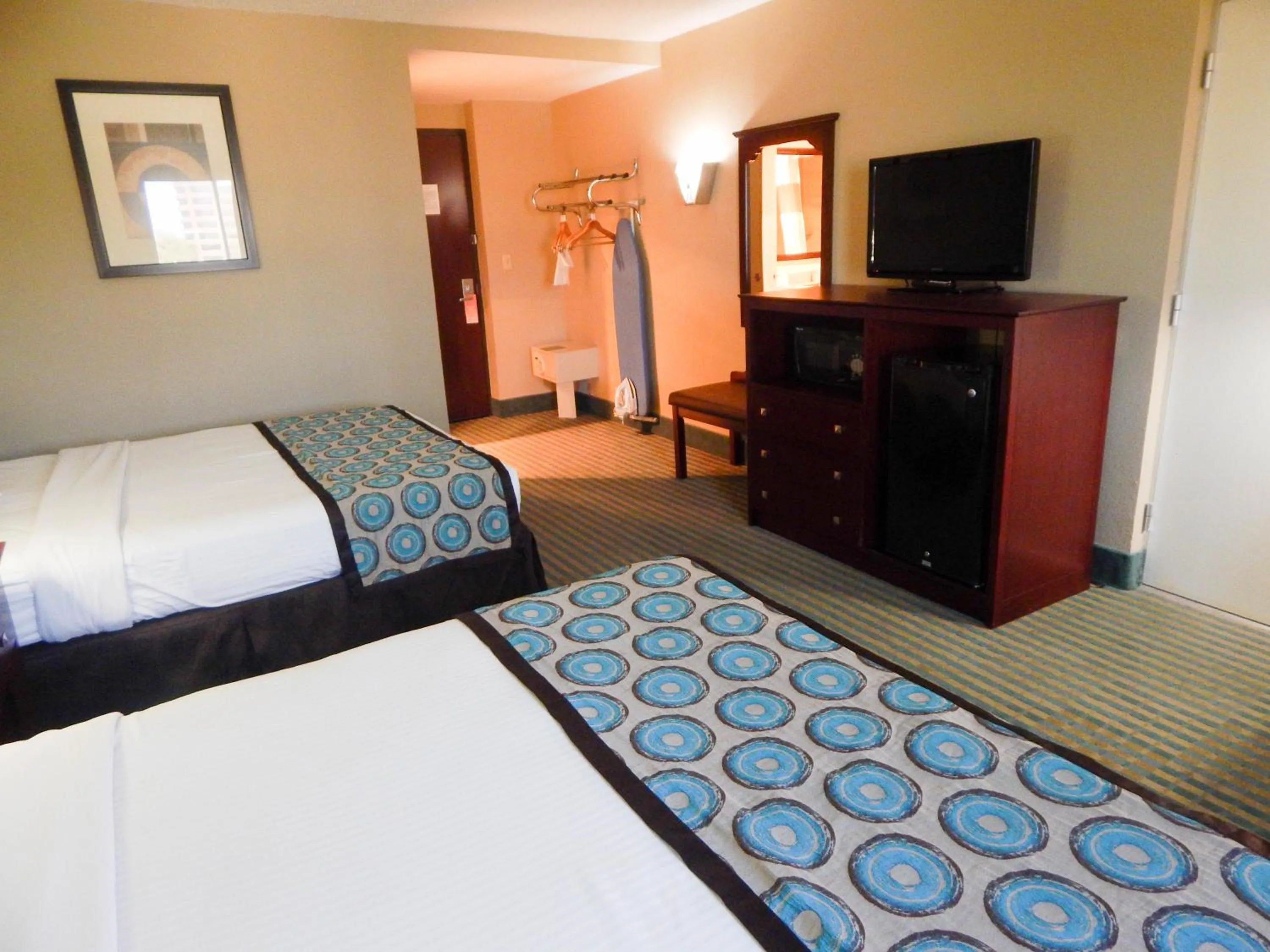 Queen Room with Two Queen Beds - Non-Smoking in Howard Johnson by Wyndham Arlington Ballpark / Six Flags