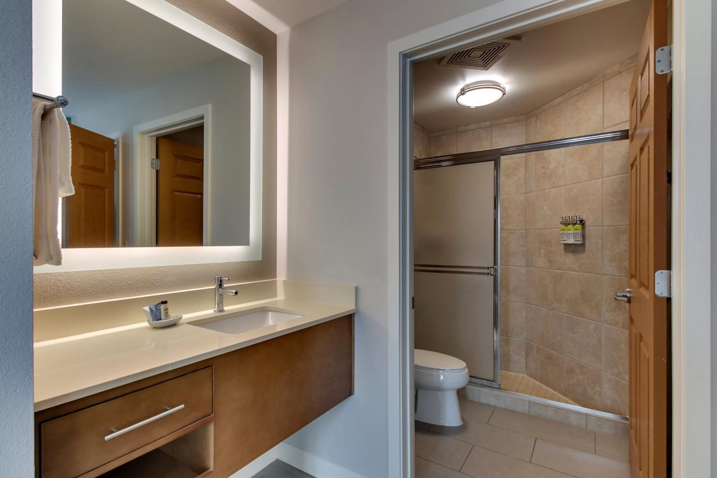 Queen Studio Suite with Batch Tub - Mobility Accessible - Non-Smoking in Staybridge Suites Missoula by IHG