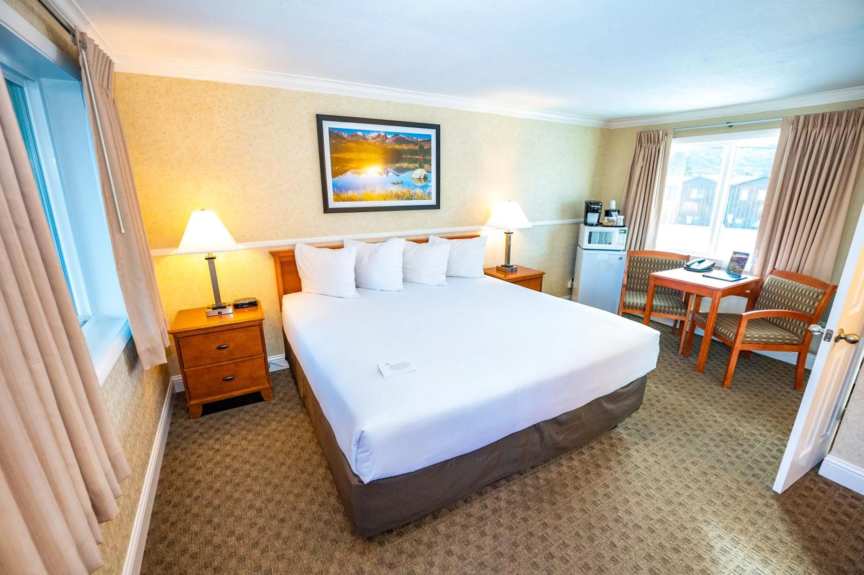 King Room with Mountain View in Blue Door Inn