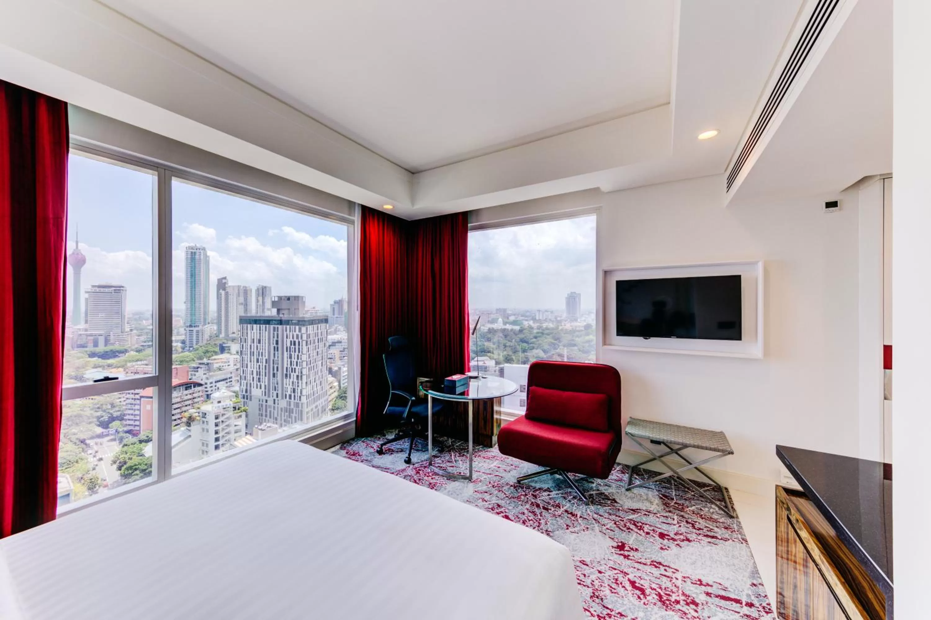 Standard Room - Panoramic View in Cinnamon Red Colombo