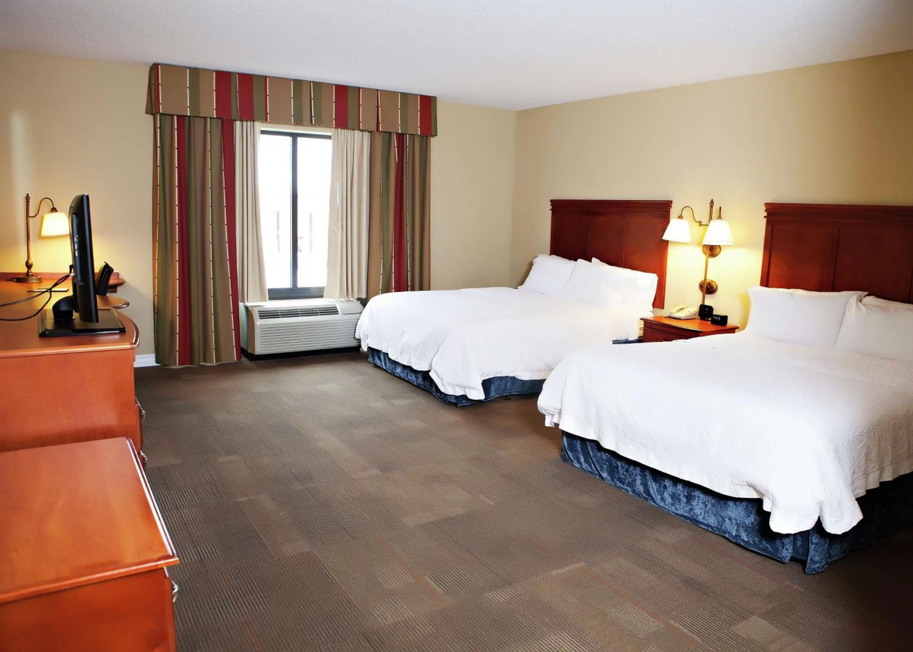 Queen Room with Two Queen Beds - Mobility and Hearing Access/Non-Smoking in Hampton Inn Martin
