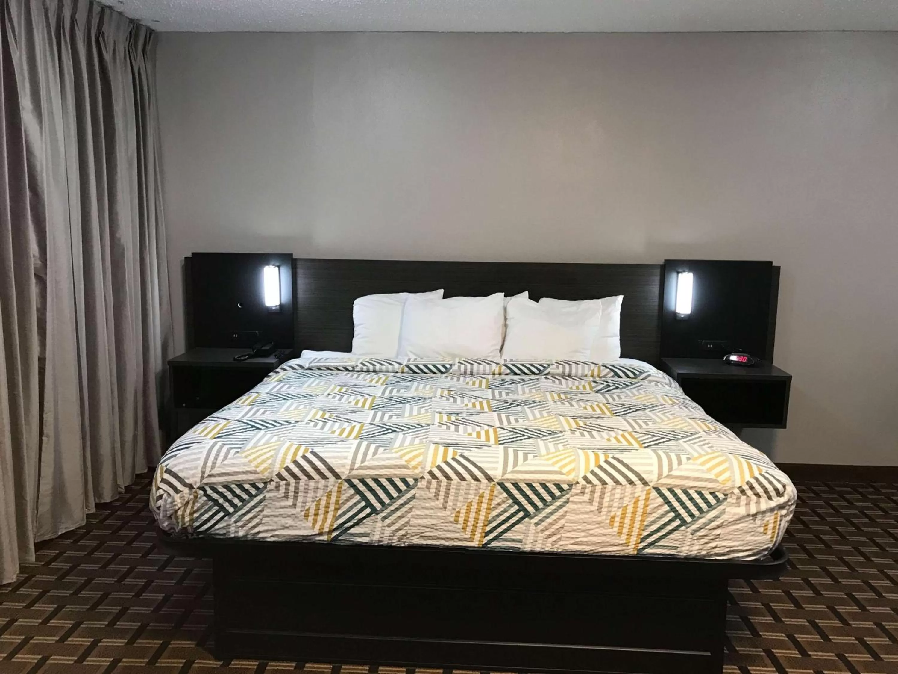 Deluxe 1 King Bed, Non Smoking, Micfridge in Studio 6 Suites Tupelo, MS