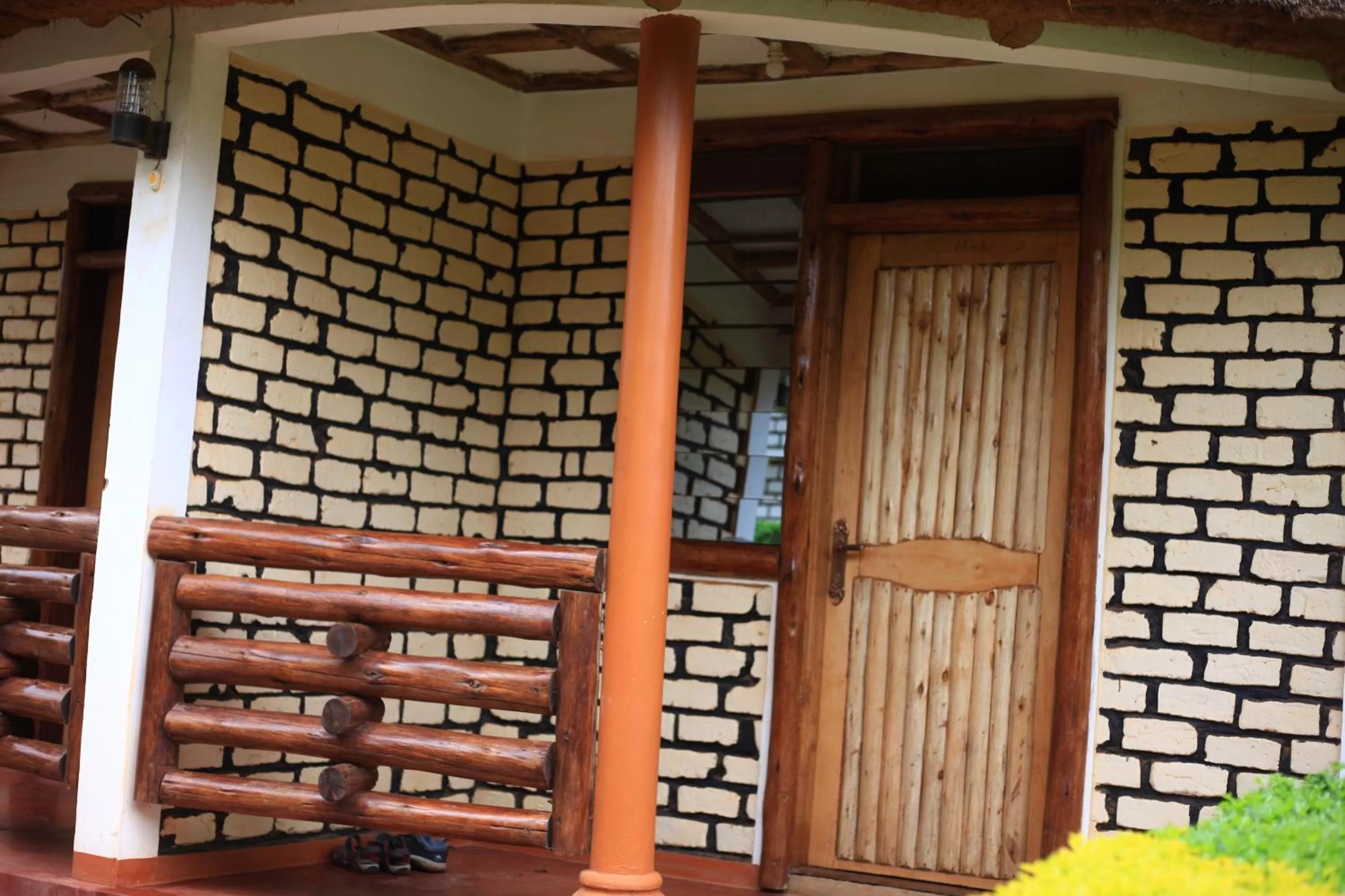 Budget Twin Room in Elite Backpackers Services