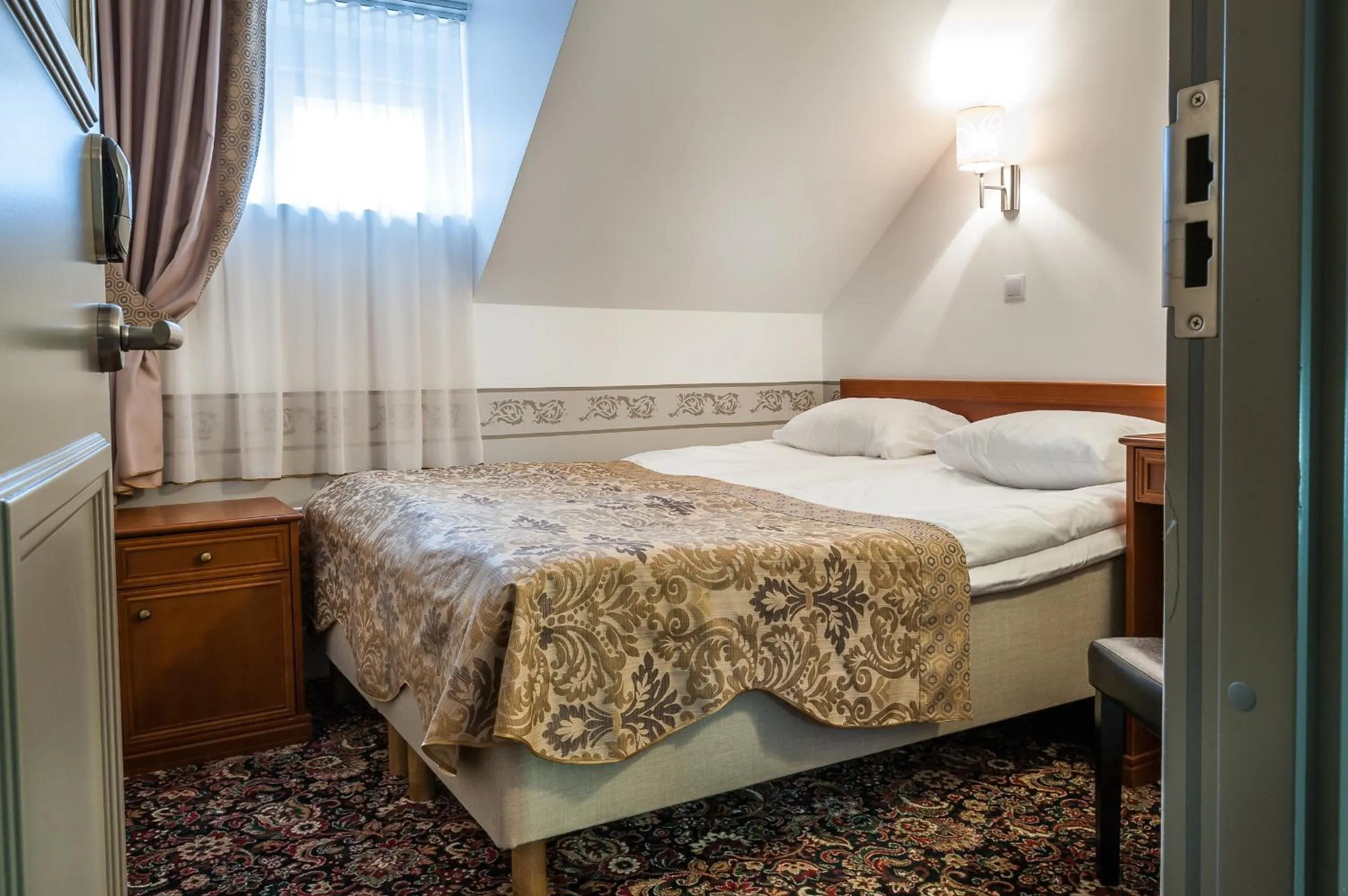 Small Double/Twin Room in Three Crowns Residents