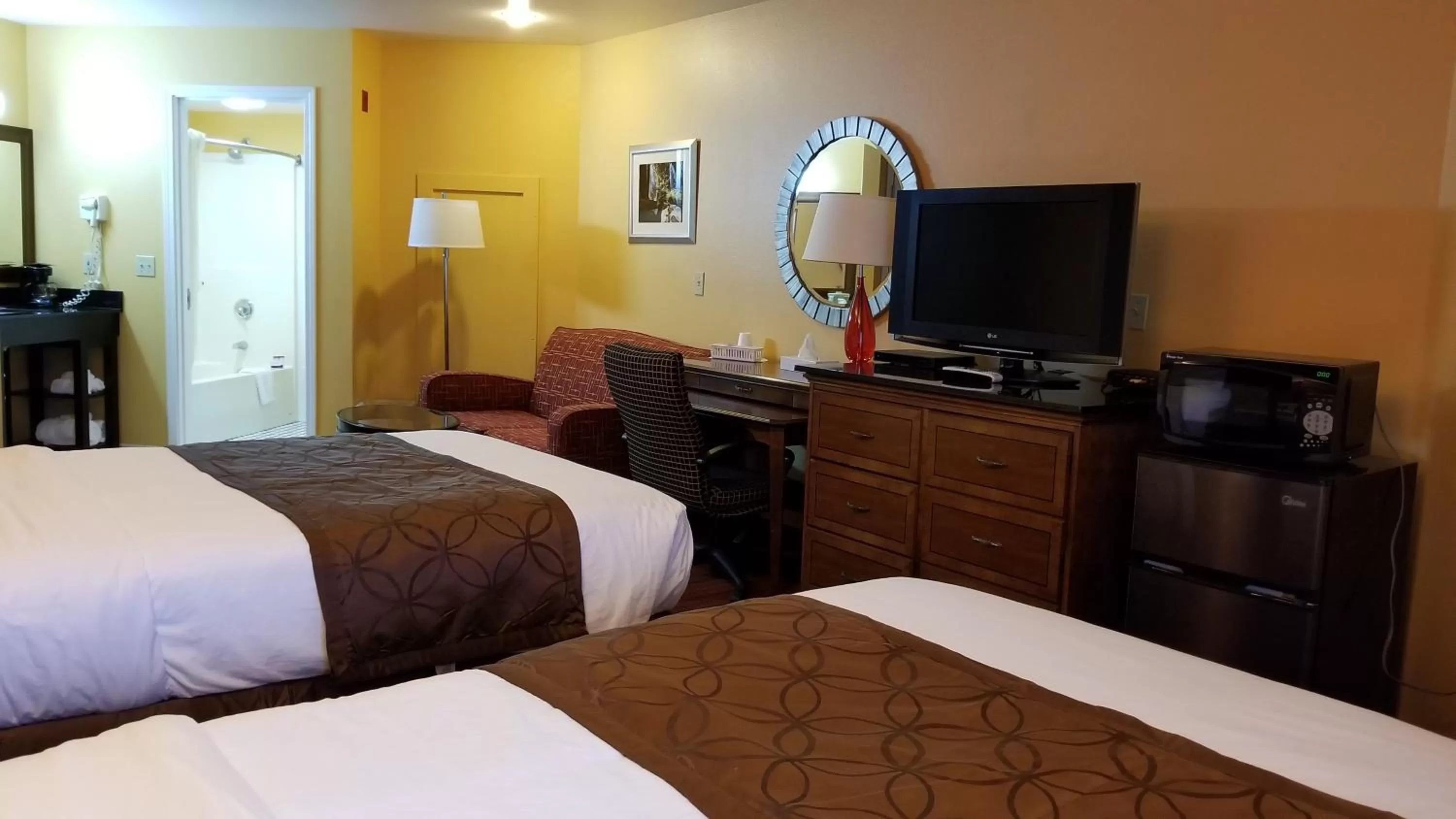 Two Deluxe Beds with Sofa Bed - No Pets Allowed in Dew Drop Inn