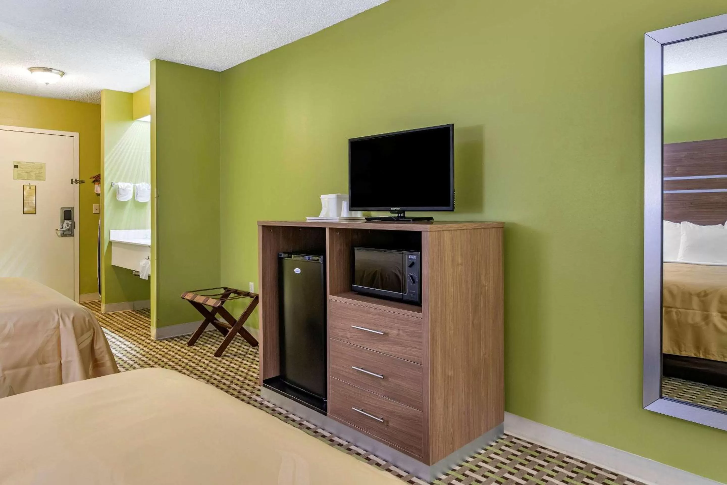 Photo of the whole room, Bed in Quality Inn Brunswick