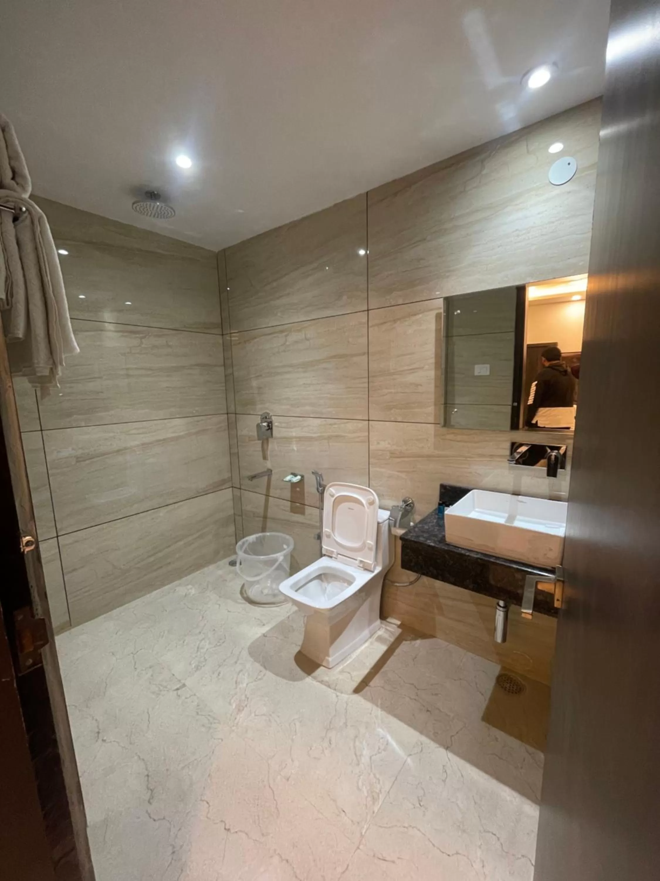 Shower in Hotel The Vaishvik Banganga Road