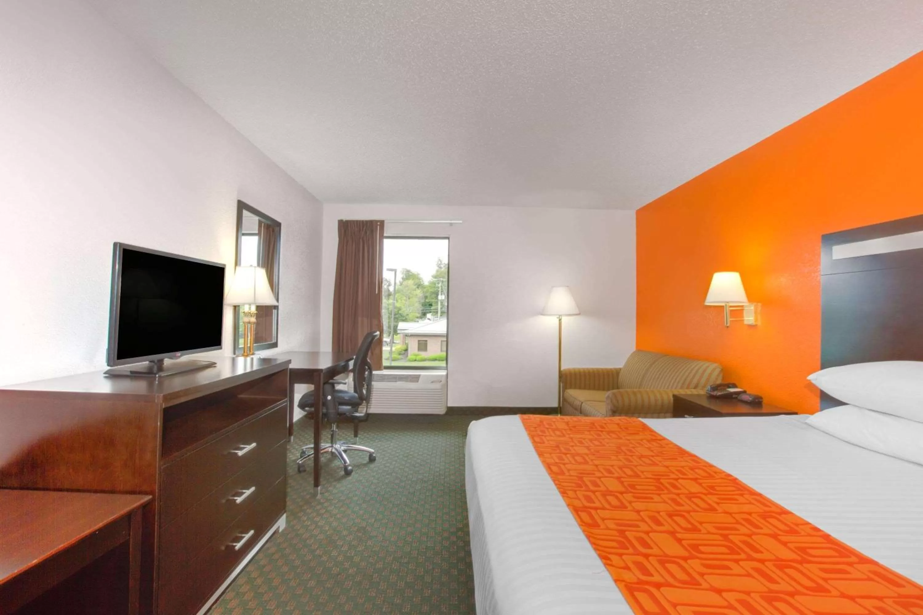 King Room - Disability Access - Non-Smoking in Howard Johnson by Wyndham Beckley