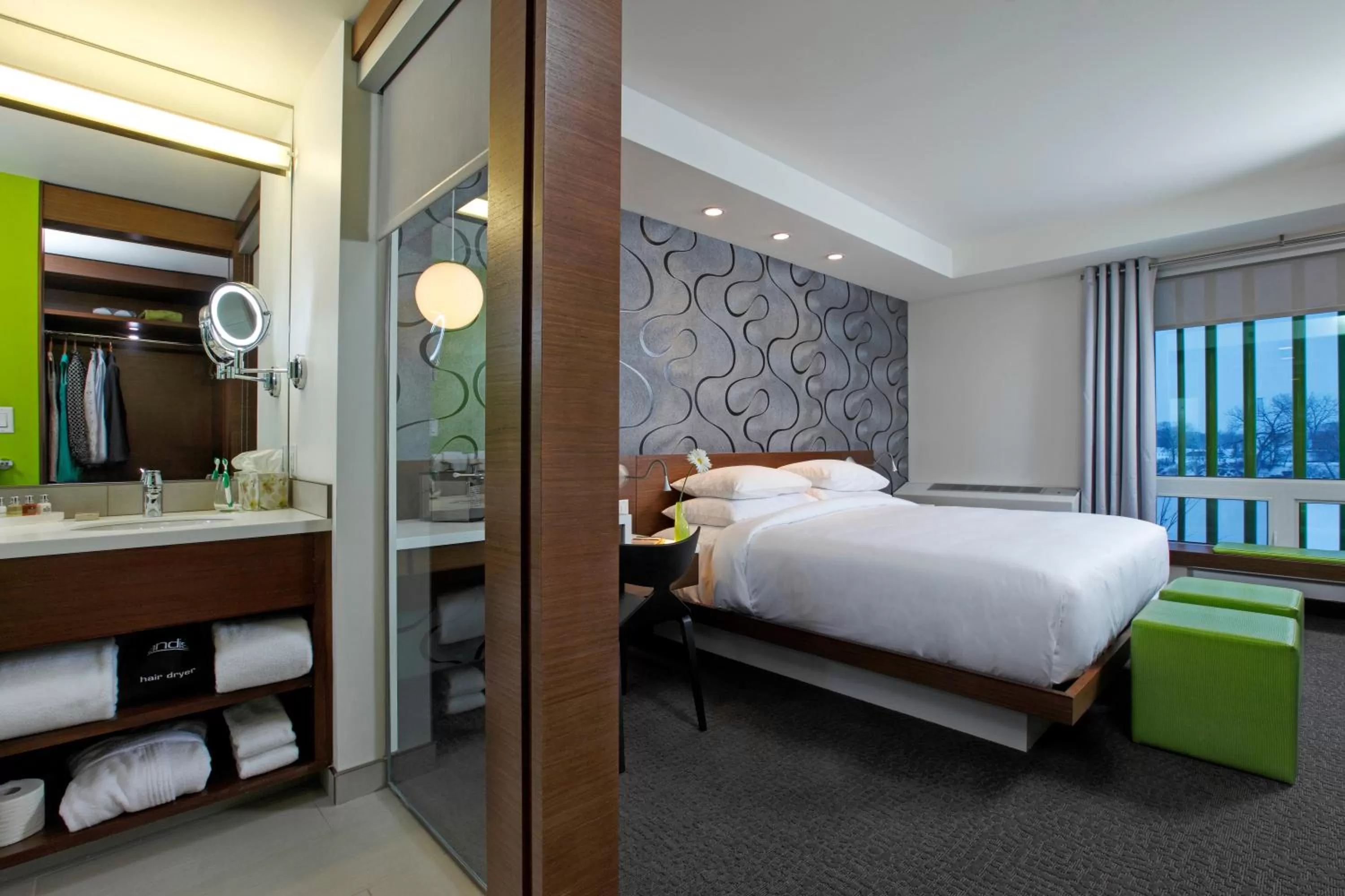 King Room with River View - Main Floor in Mere Hotel