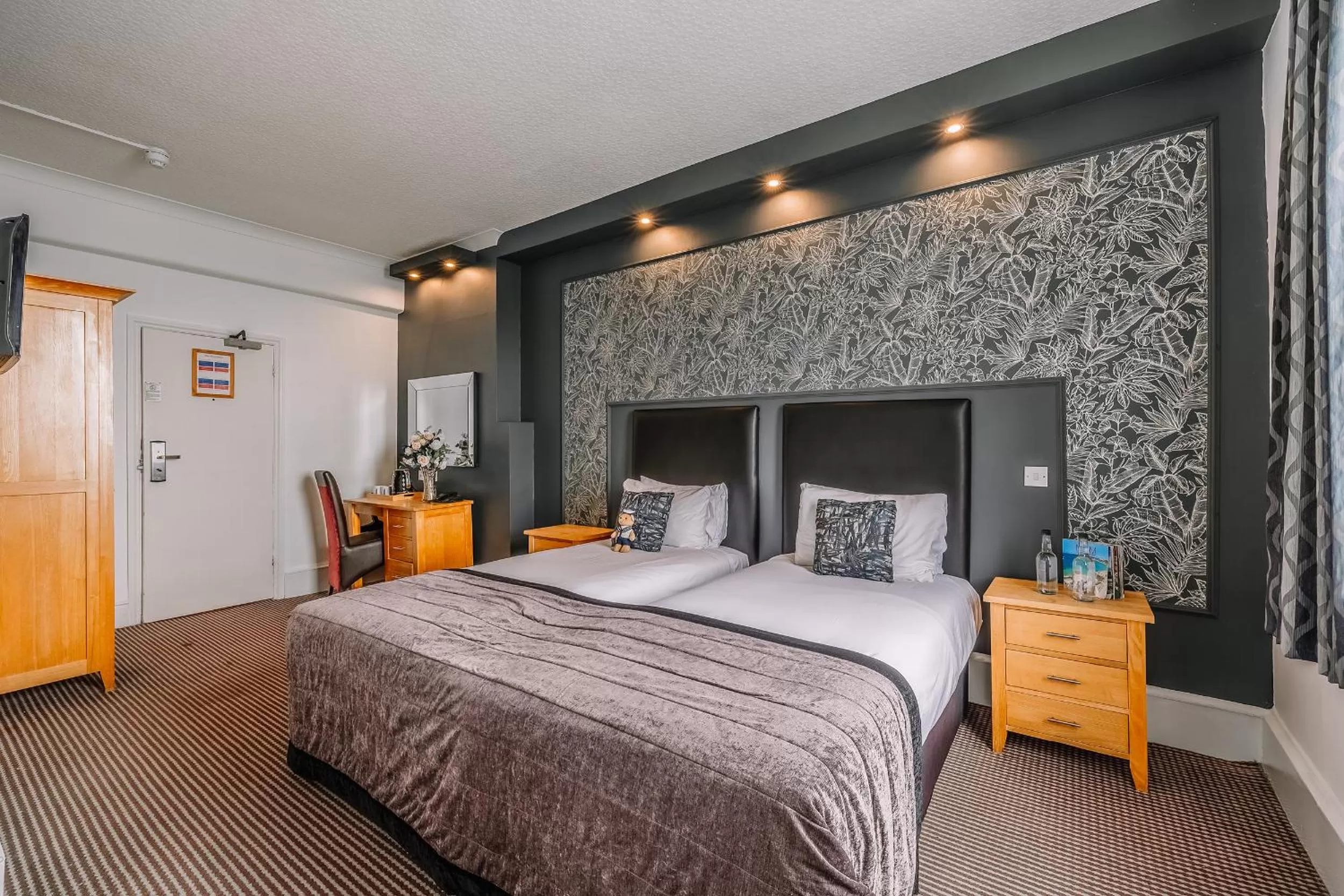 Superior Twin Room in Muthu Westcliff Hotel (Near London Southend Airport)