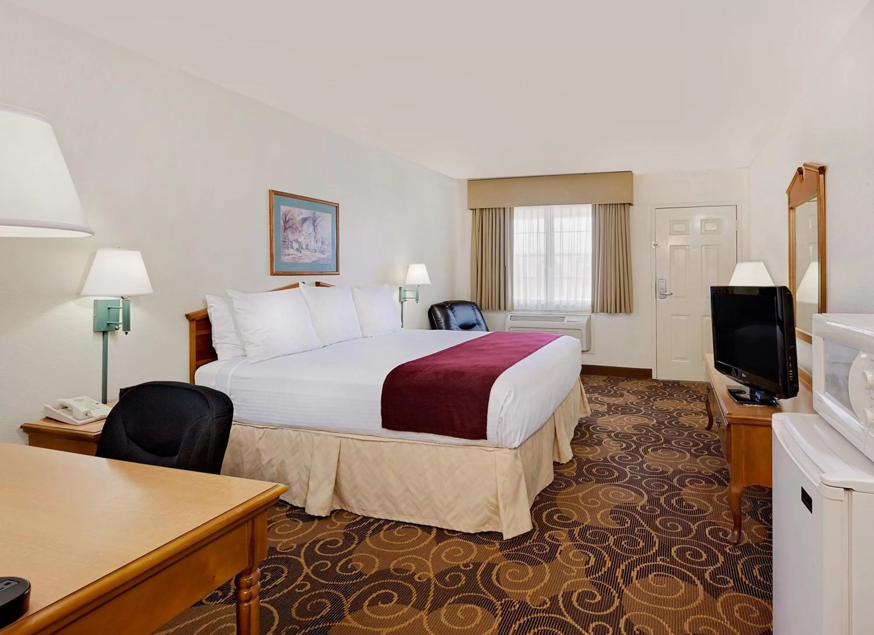 King Room with Bath Tub - Mobility/Hearing Accessible - Non-Smoking in Days Inn by Wyndham San Angelo