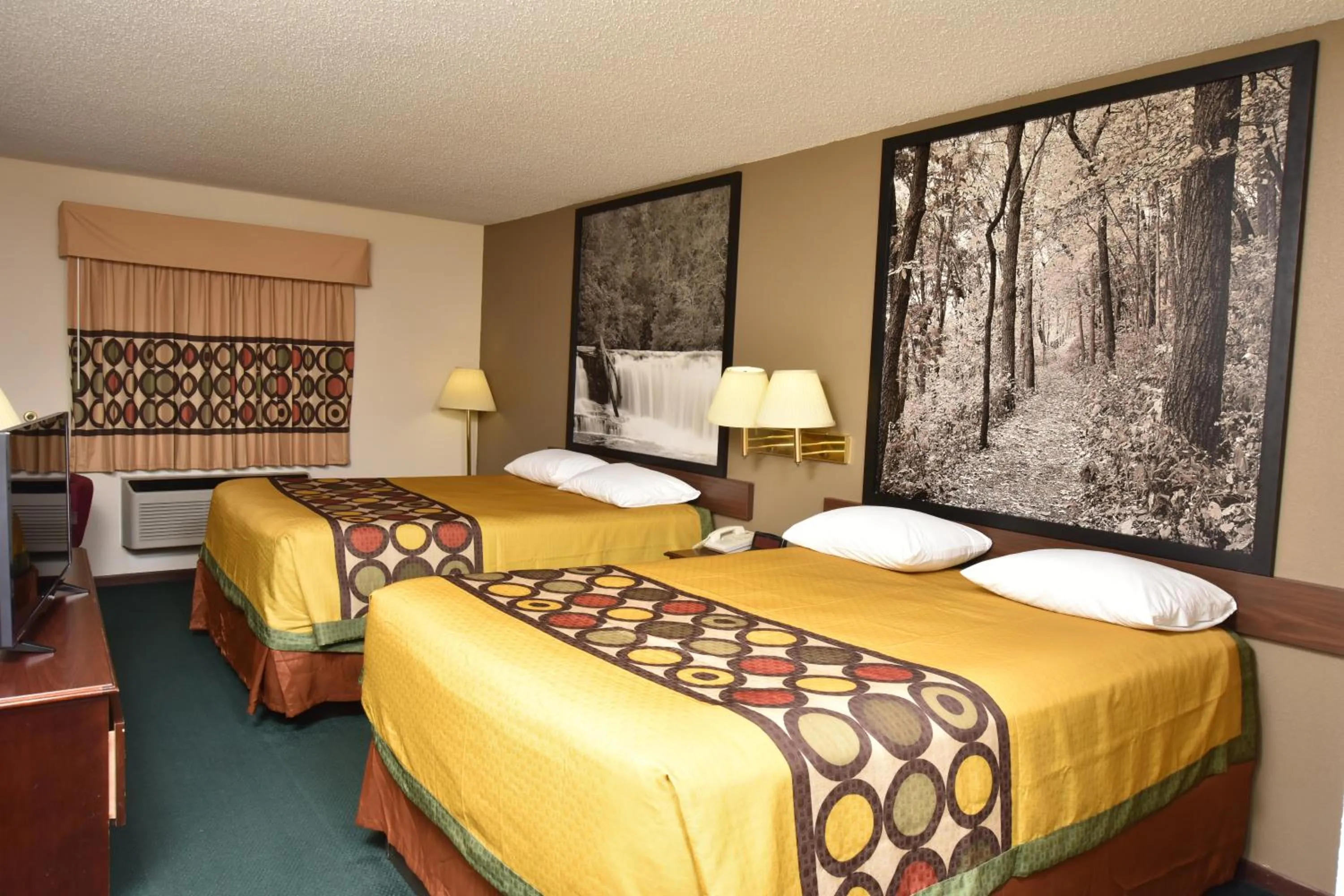 Queen Room with Two Queen Beds - Non-Smoking in Super 8 by Wyndham Springfield-Battlefield