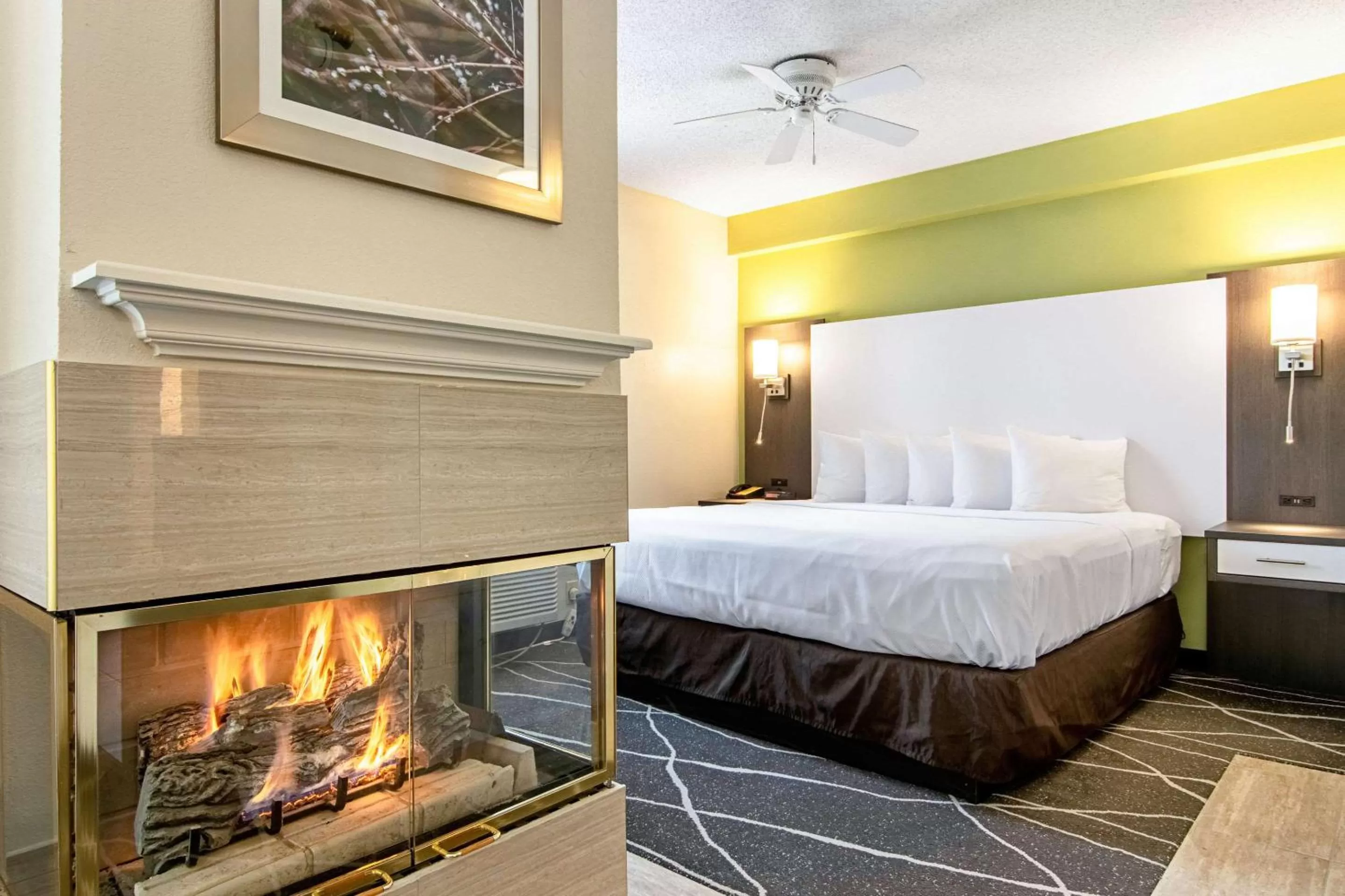 King Suite with Whirlpool and Sofa Bed - Non-Smoking in Clarion Inn Willow River