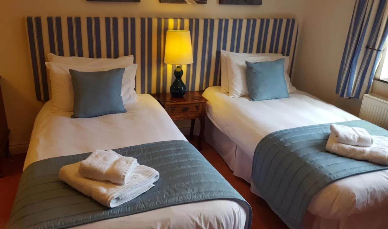 Twin Room with Bath in The Walnut Tree