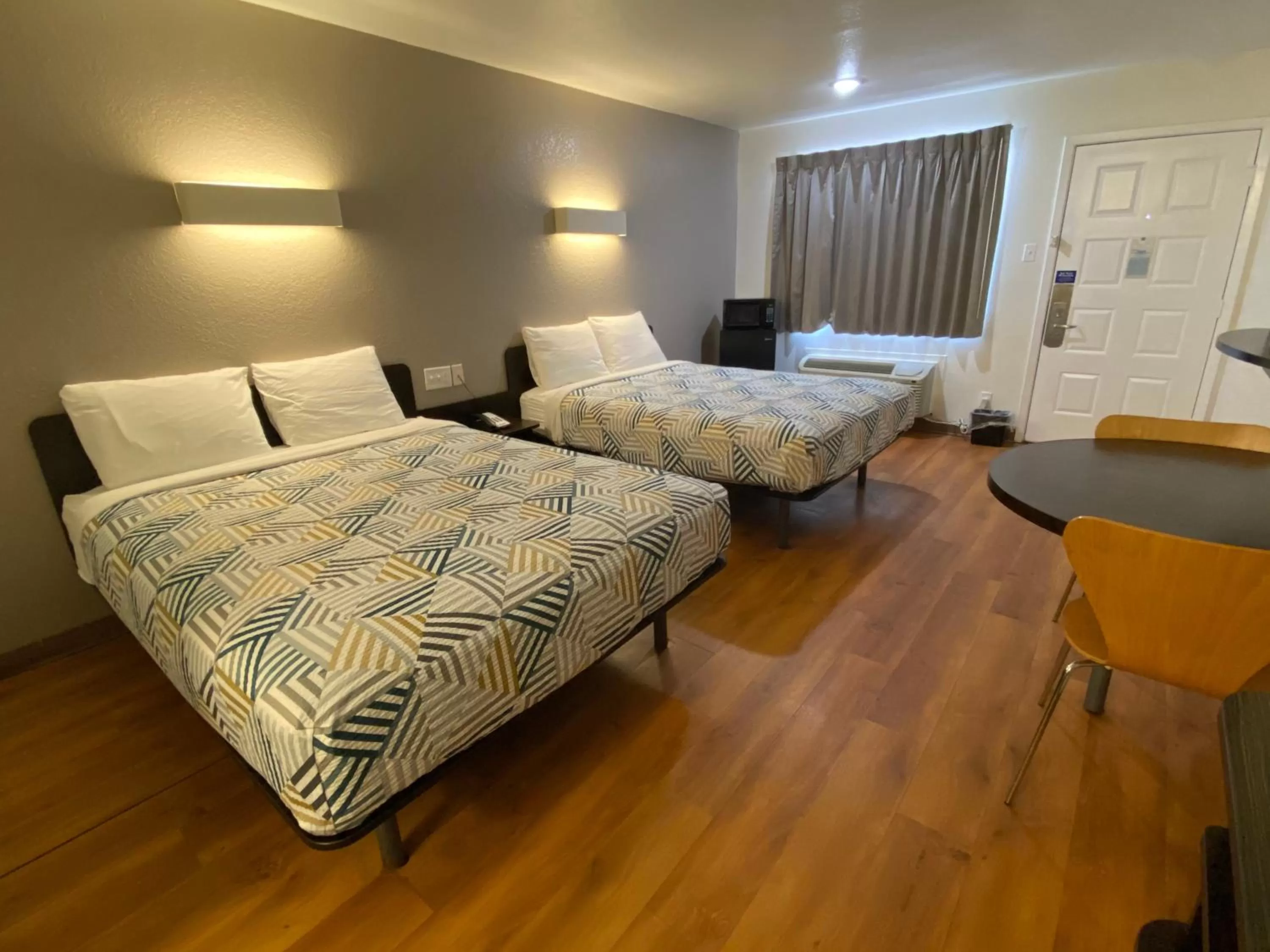 Queen Room with Two Queen Beds - Non-Smoking in Motel 6-Bryan, TX - College Station