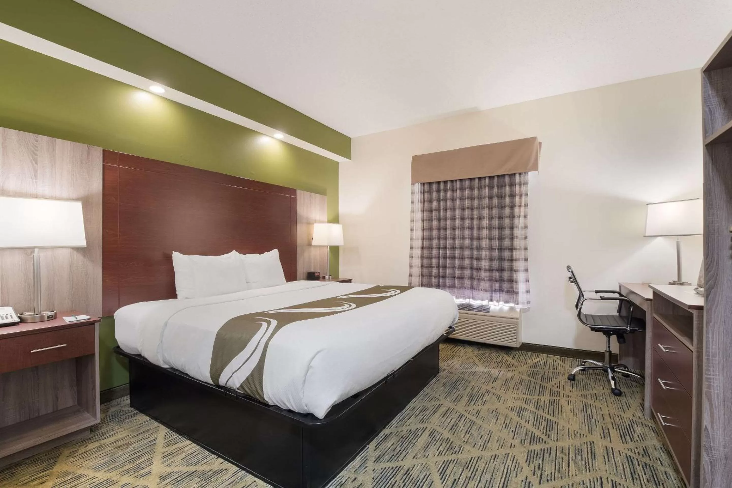 King Suite - Accessible/Non-Smoking in Quality Inn Alcoa Knoxville