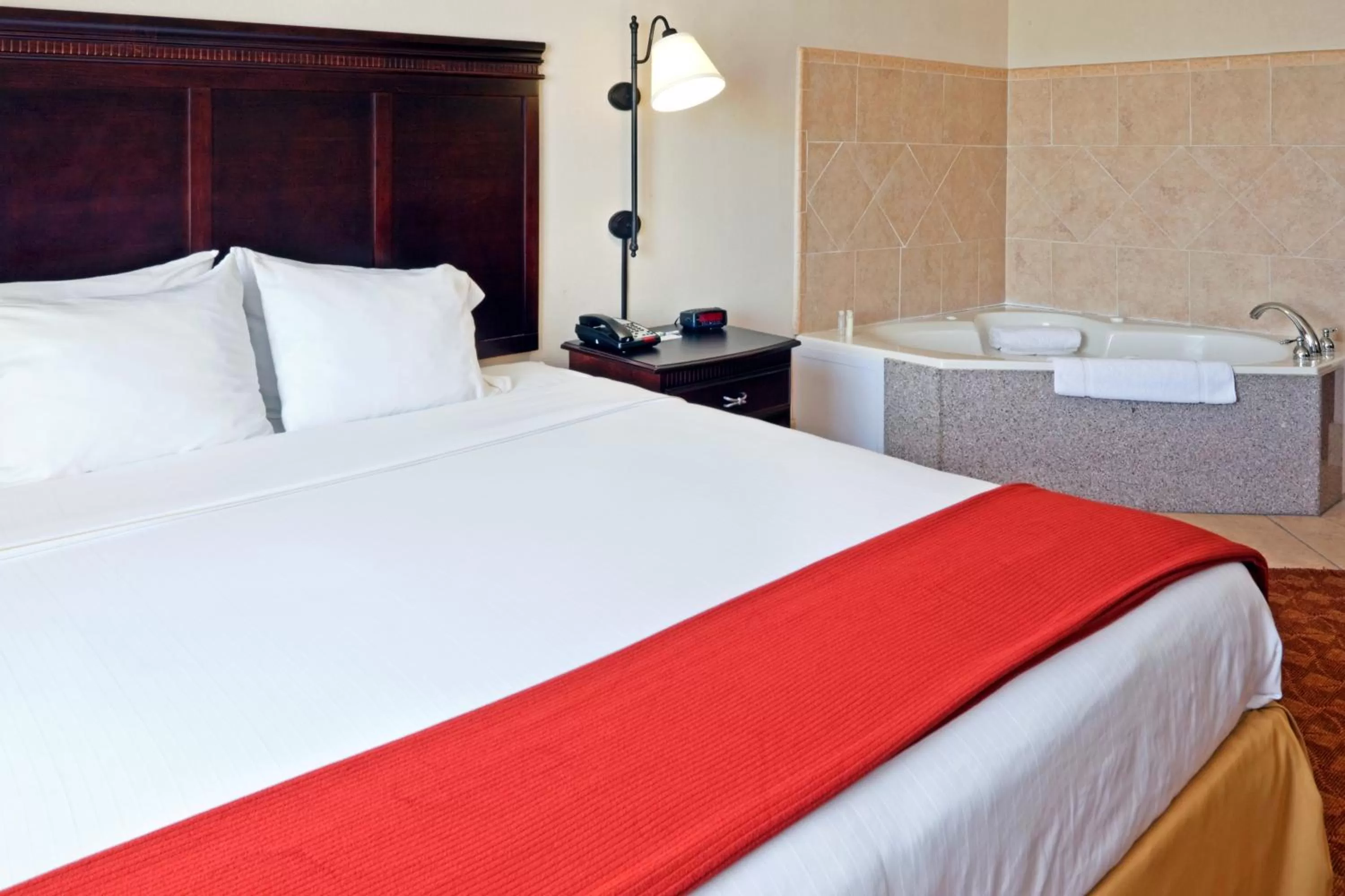 King Room with Spa Bath - Non-Smoking in Holiday Inn Express Hotel and Suites Athens by IHG