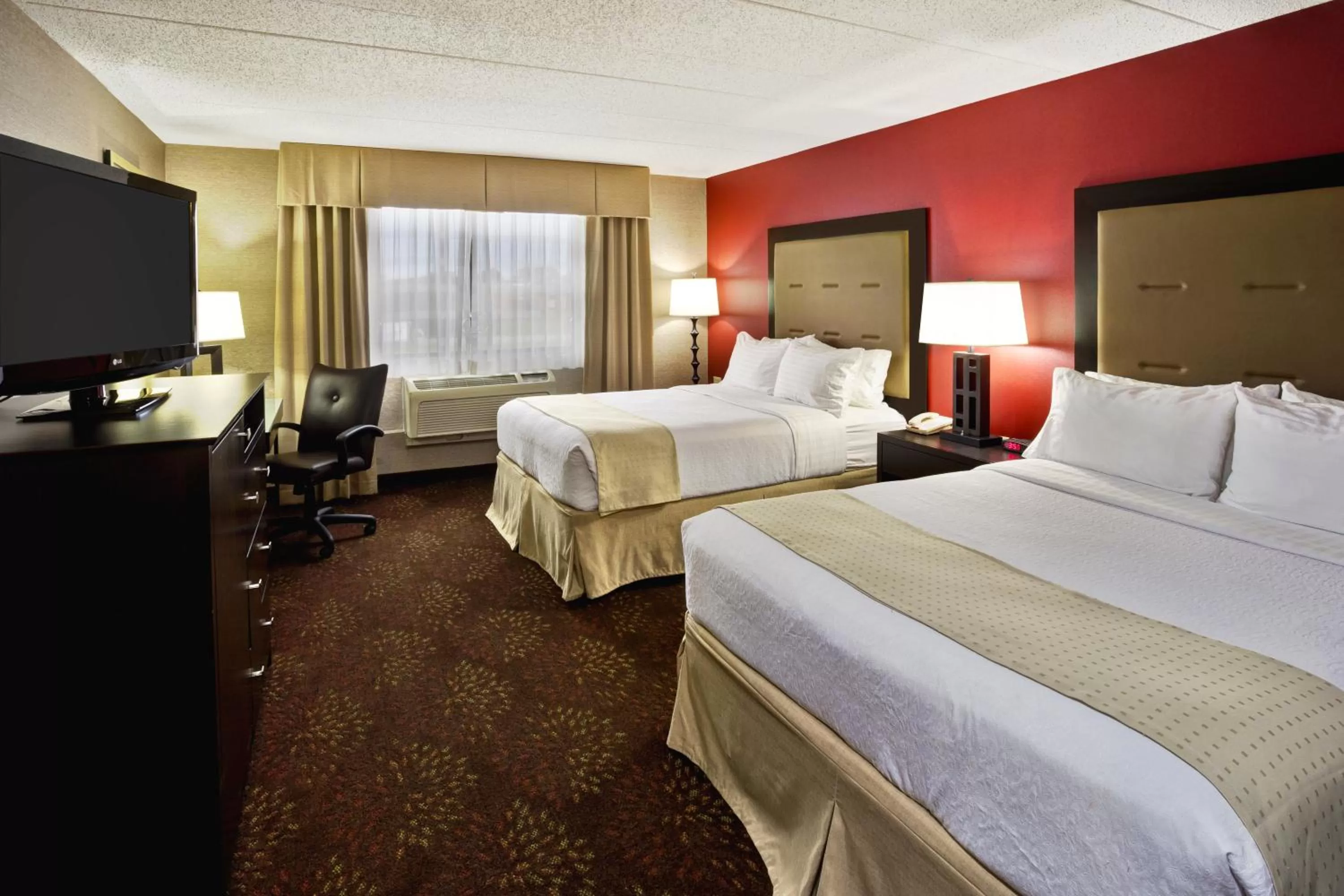 Twin Room with Mobility Accessible Trans Shower - Non-Smoking in Holiday Inn Hotel & Suites Chicago Northwest - Elgin by IHG