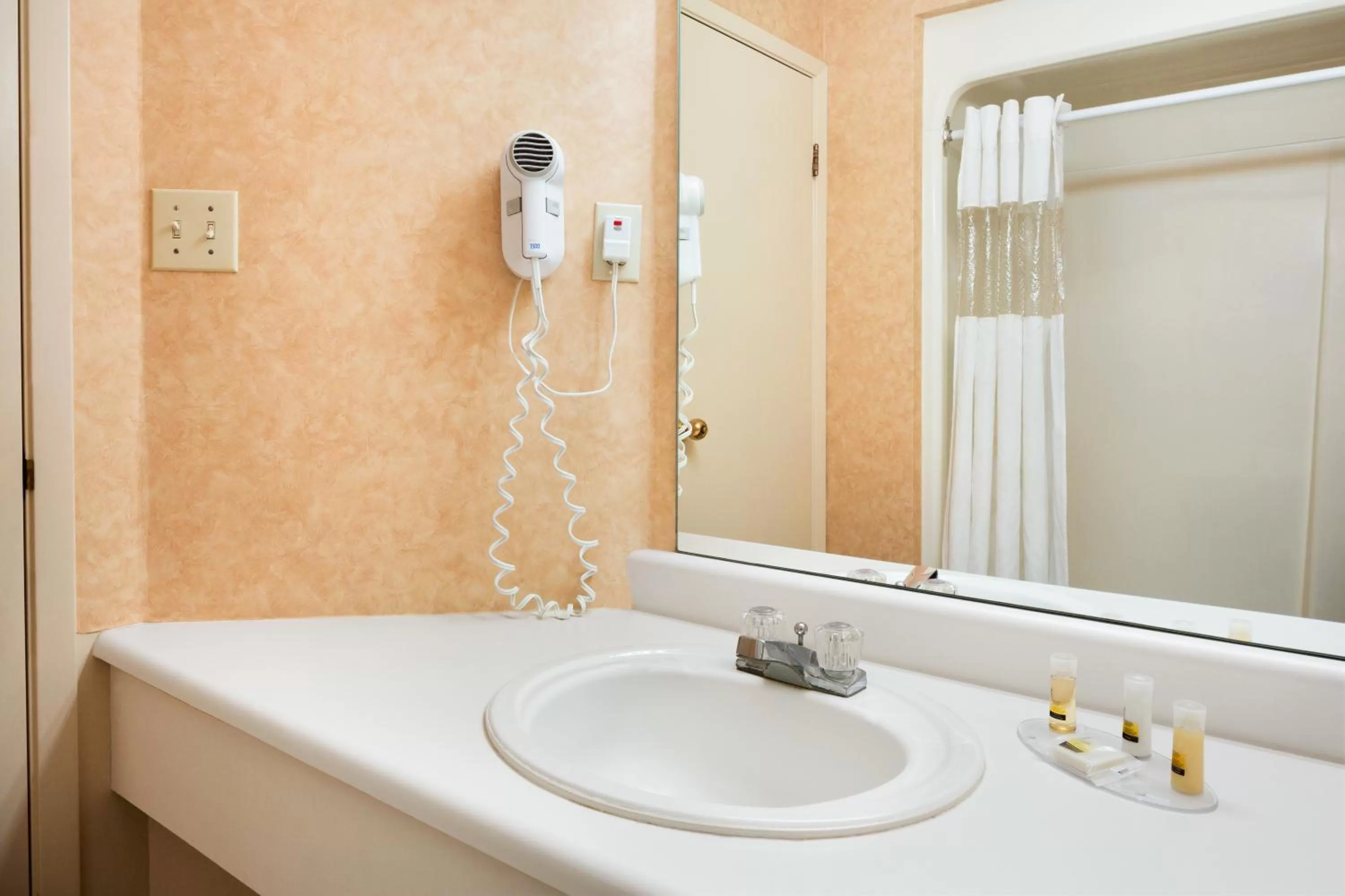 Deluxe King Suite - Non-Smoking in Days Inn by Wyndham Brantford