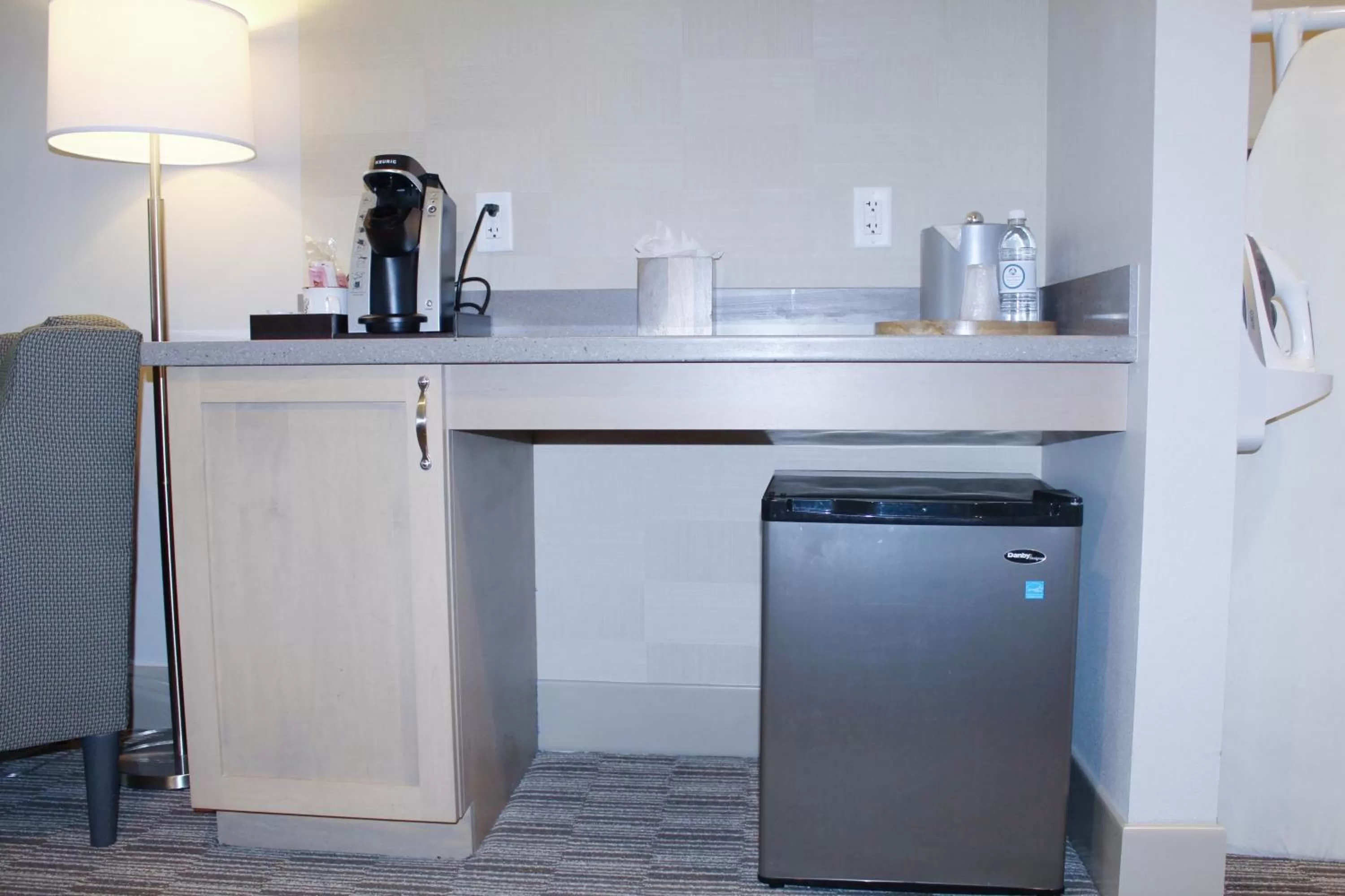 Queen Room - Disability Access in Carlisle Inn Sarasota