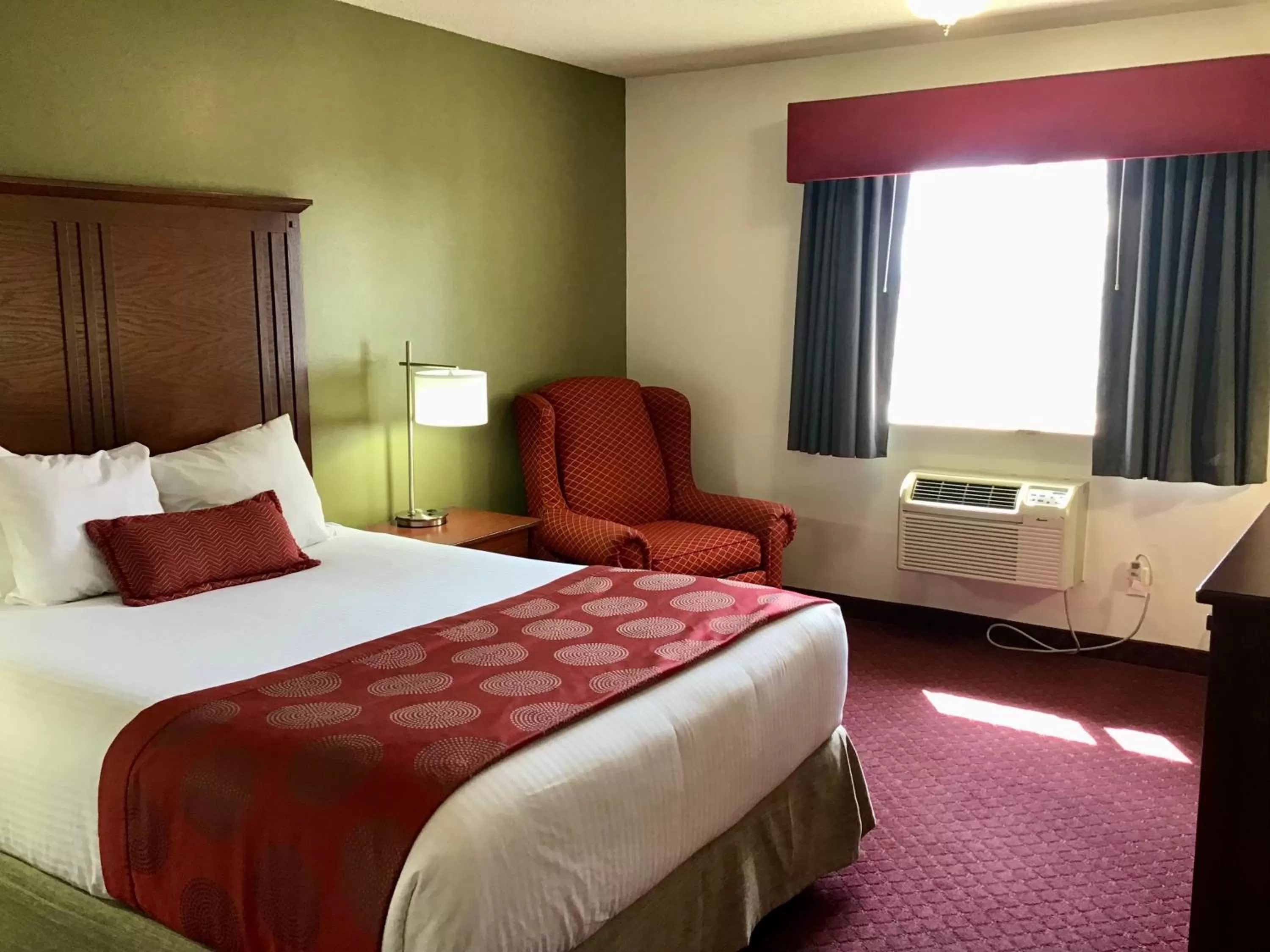 King Room with Bath Tub - Mobility Accessible/Non-Smoking in Baymont by Wyndham Bozeman