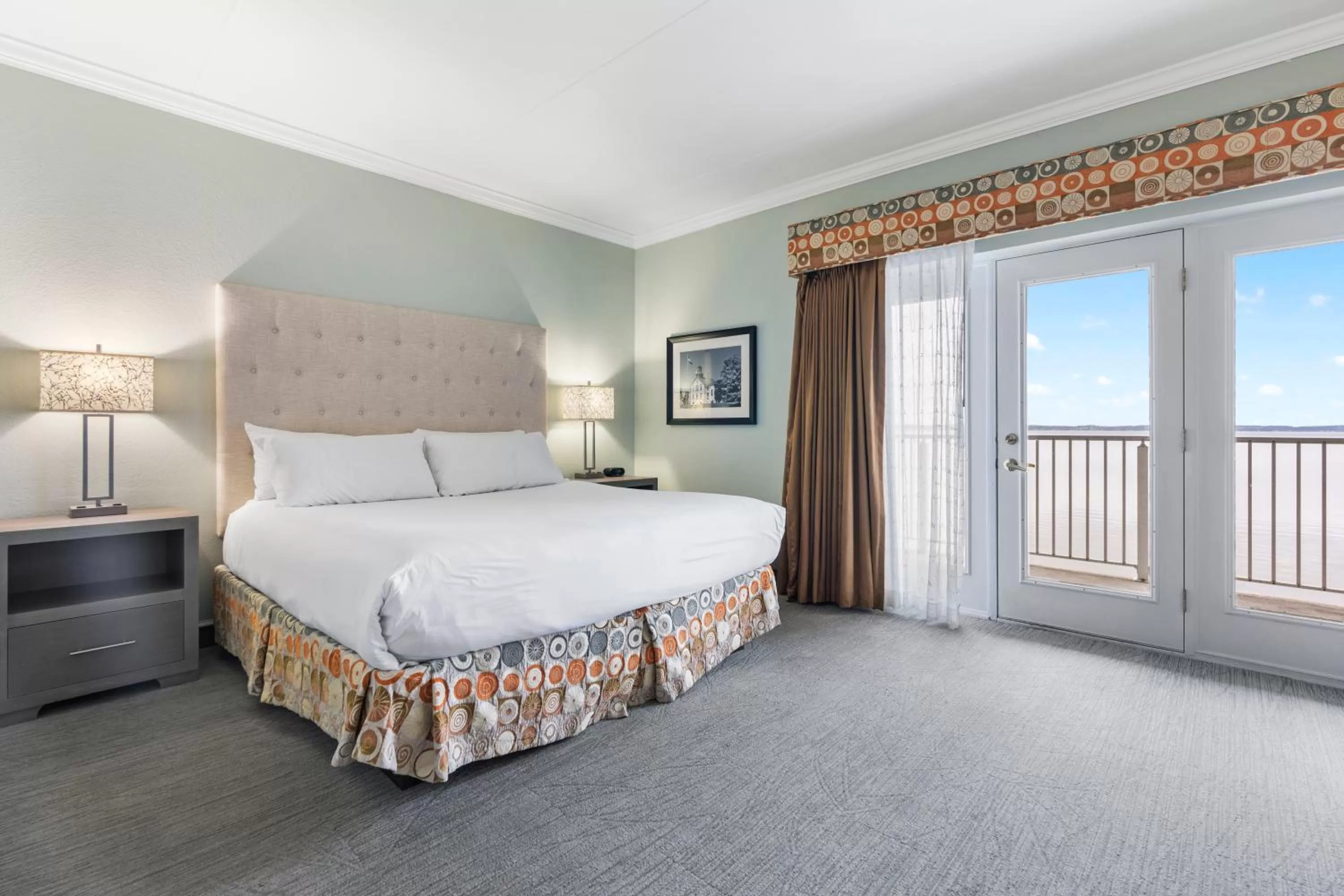 King Suite with Bay View in Cherry Tree Inn & Suites