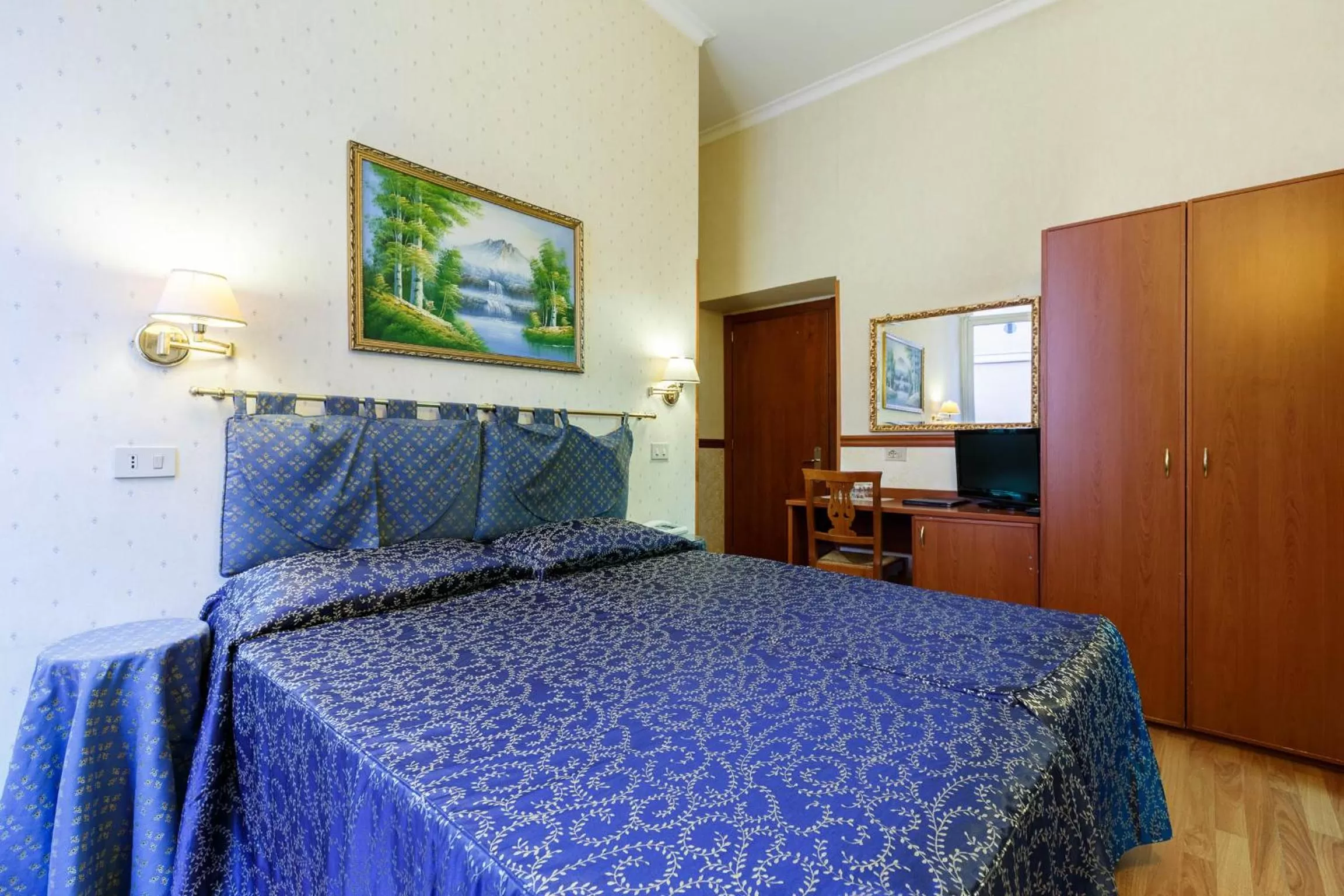 Classic Double or Twin Room in Hotel Paris