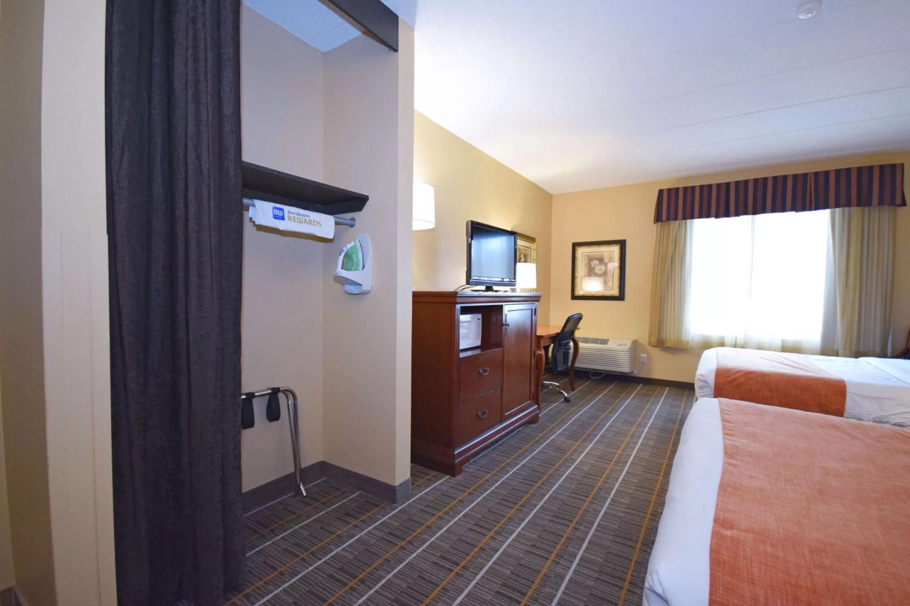 Queen Room with Two Queen Beds in Best Western Resort Hotel & Conference Center Portage