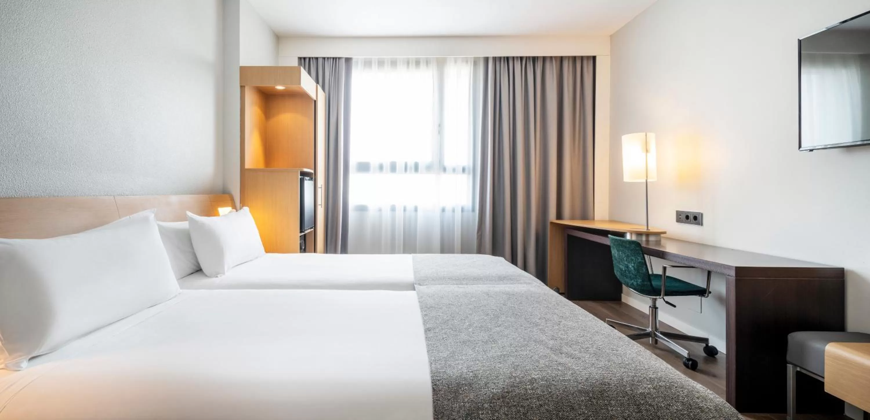 Standard Double or Twin Room in Ilunion Valencia 4