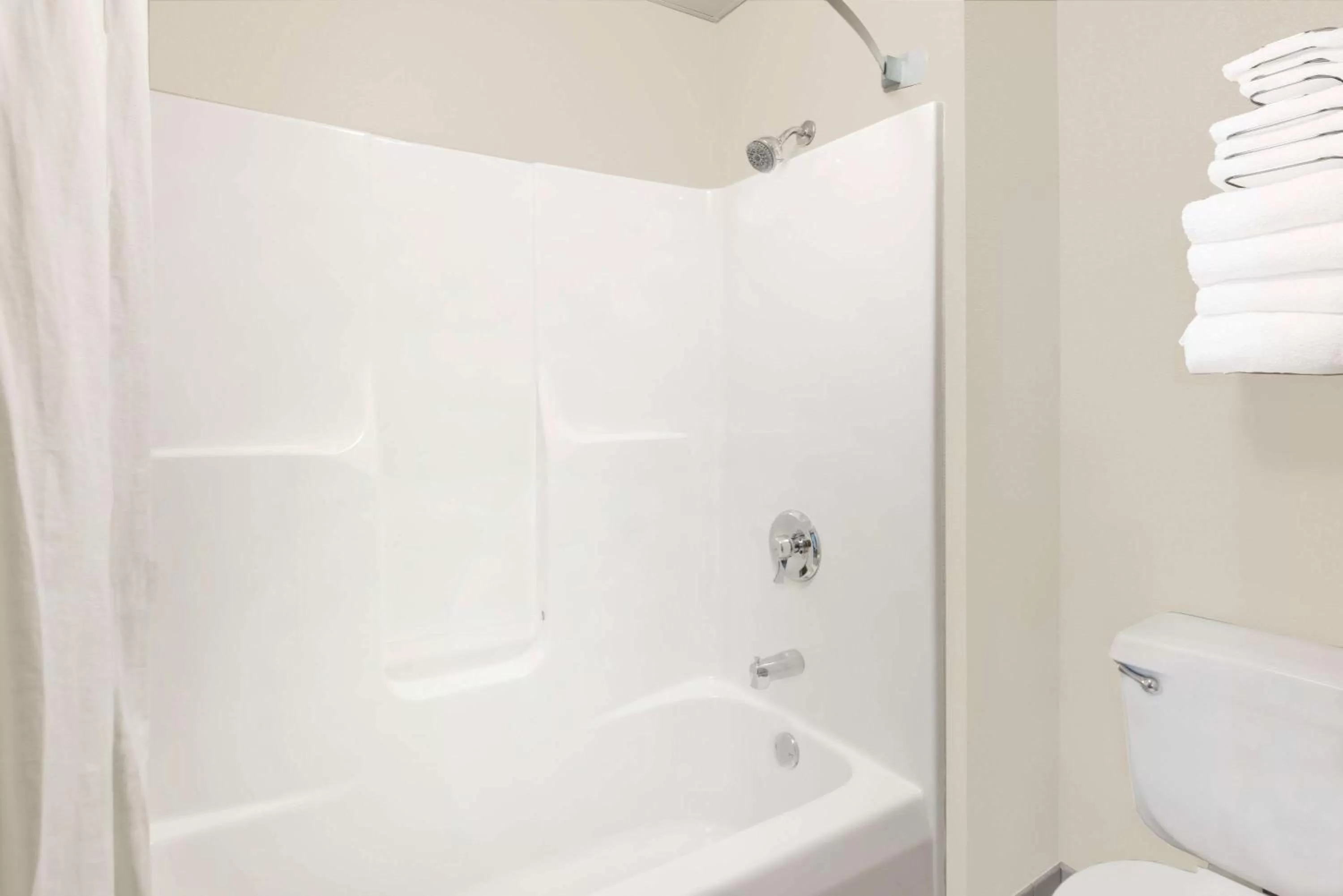 Studio King Suite - Non-Smoking in Super 8 by Wyndham Bolivar