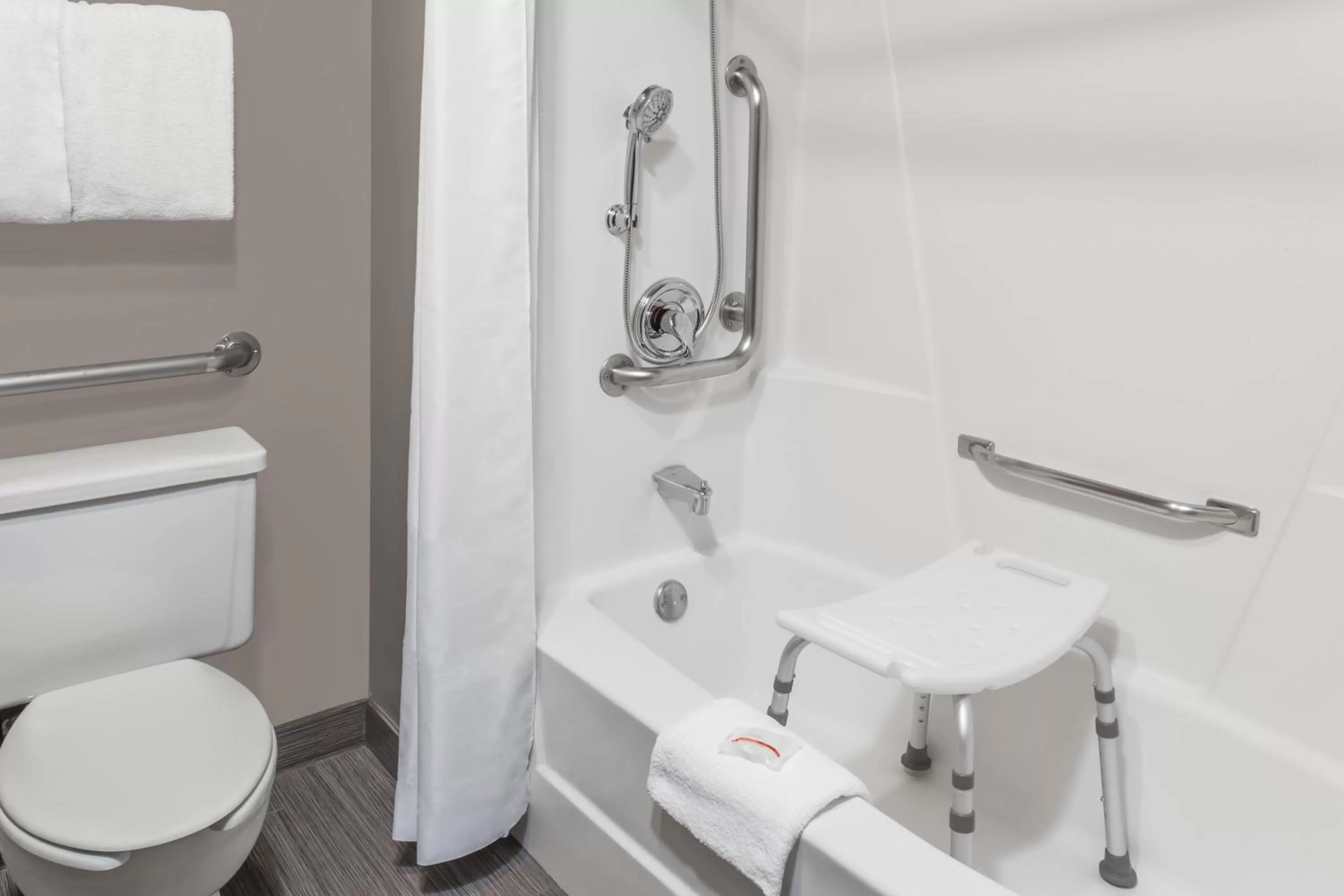 Deluxe Double Room - Disability Access/Non-Smoking in Baymont by Wyndham Glenview