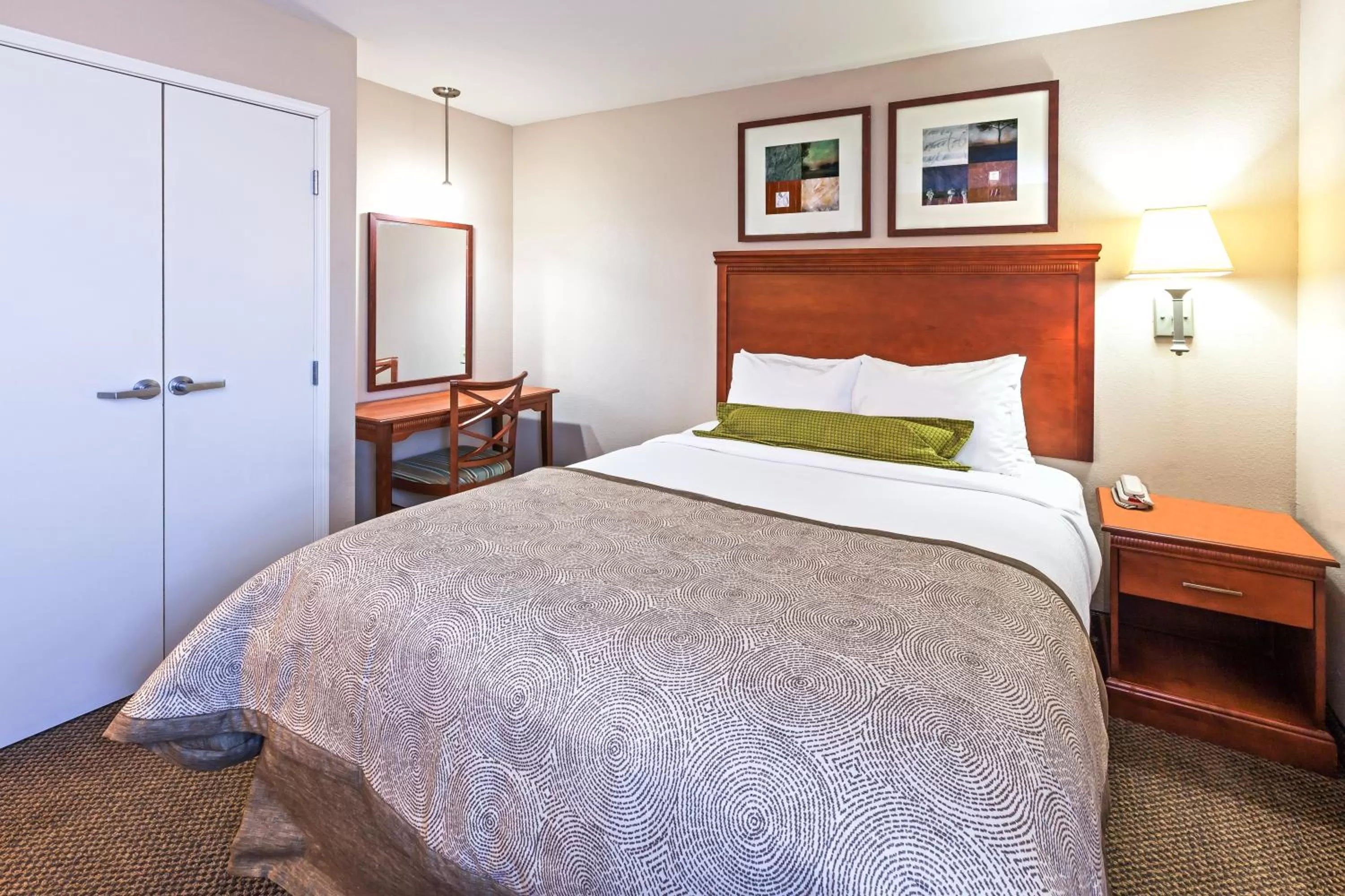 One-Bedroom Queen Room with Mobility Accessible Tub - Non-Smoking in Candlewood Suites Owasso by IHG