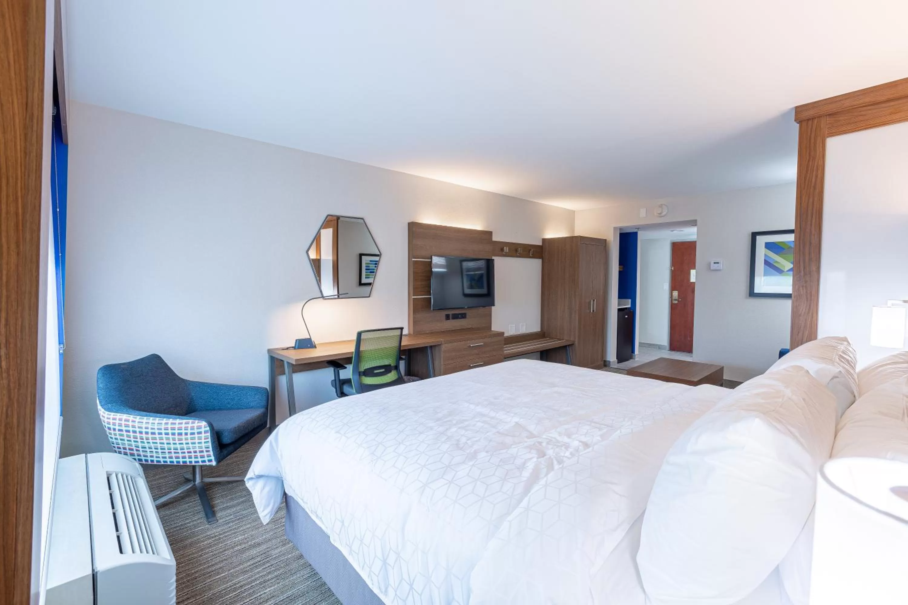 Standard King Room in Holiday Inn Express & Suites Arlington North – Stadium Area by IHG
