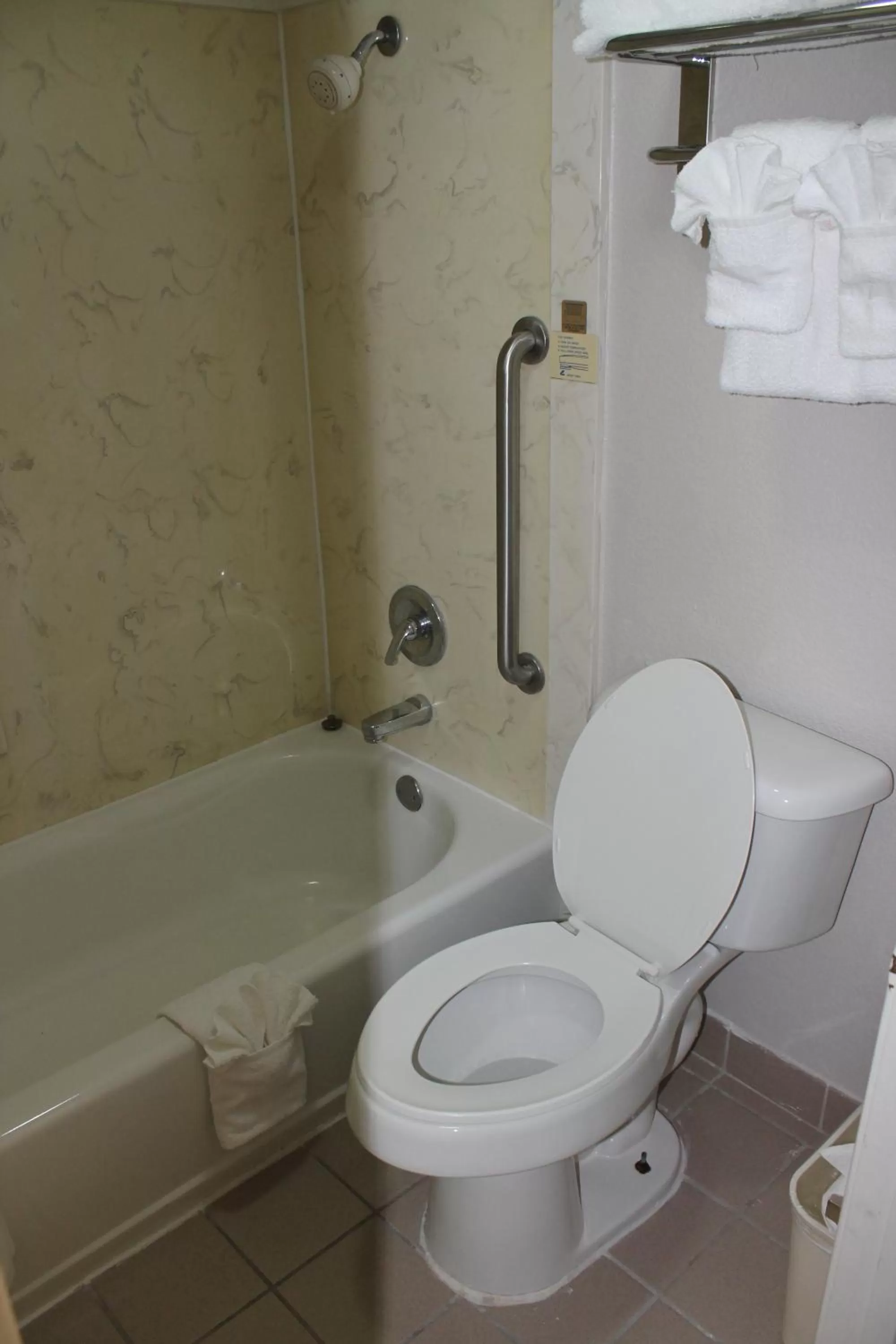 Queen suite with Kitchenette - Non-Smoking in Quality Inn & Suites Port Arthur - Nederland