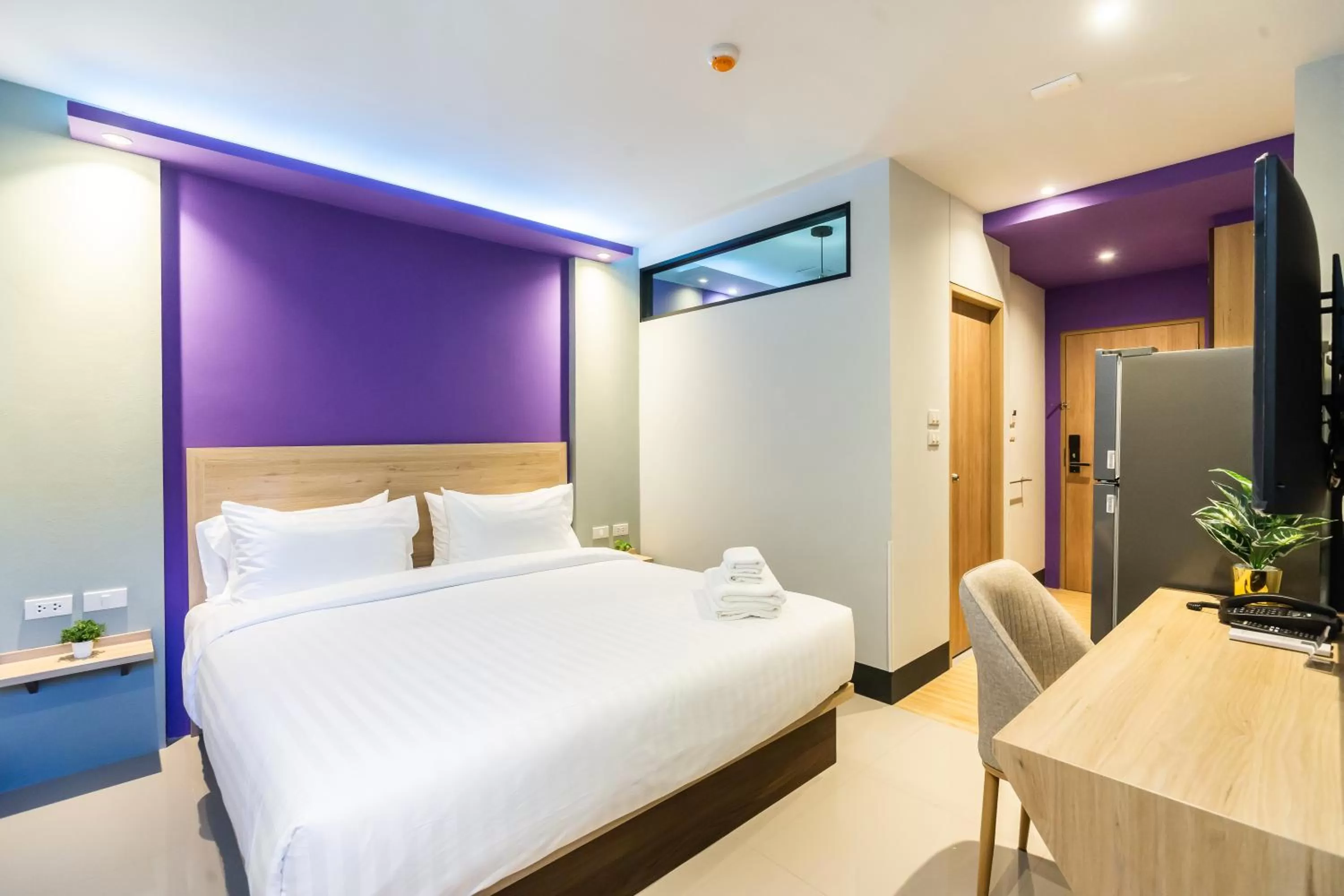 Superior King Room - single occupancy in Hi Sotel Victory Monument