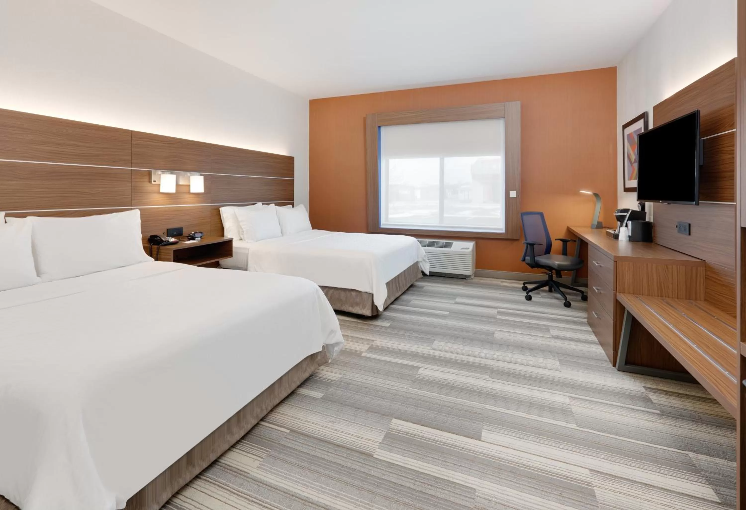 Standard Room with Two Queen Beds - Communications Accessible Tub in Holiday Inn Express & Suites Mitchell by IHG