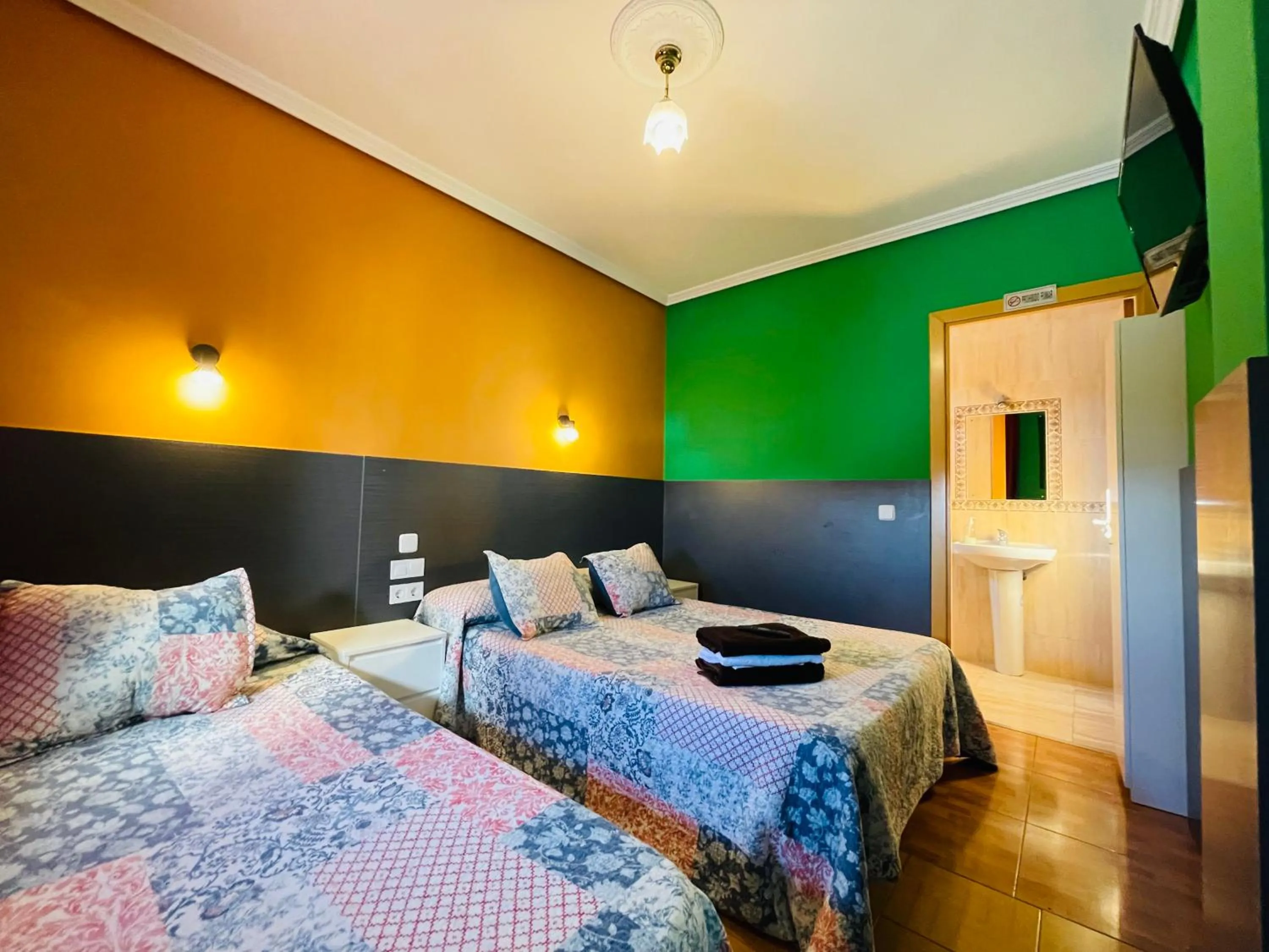 Triple Room with Private Bathroom in Hostal Numancia
